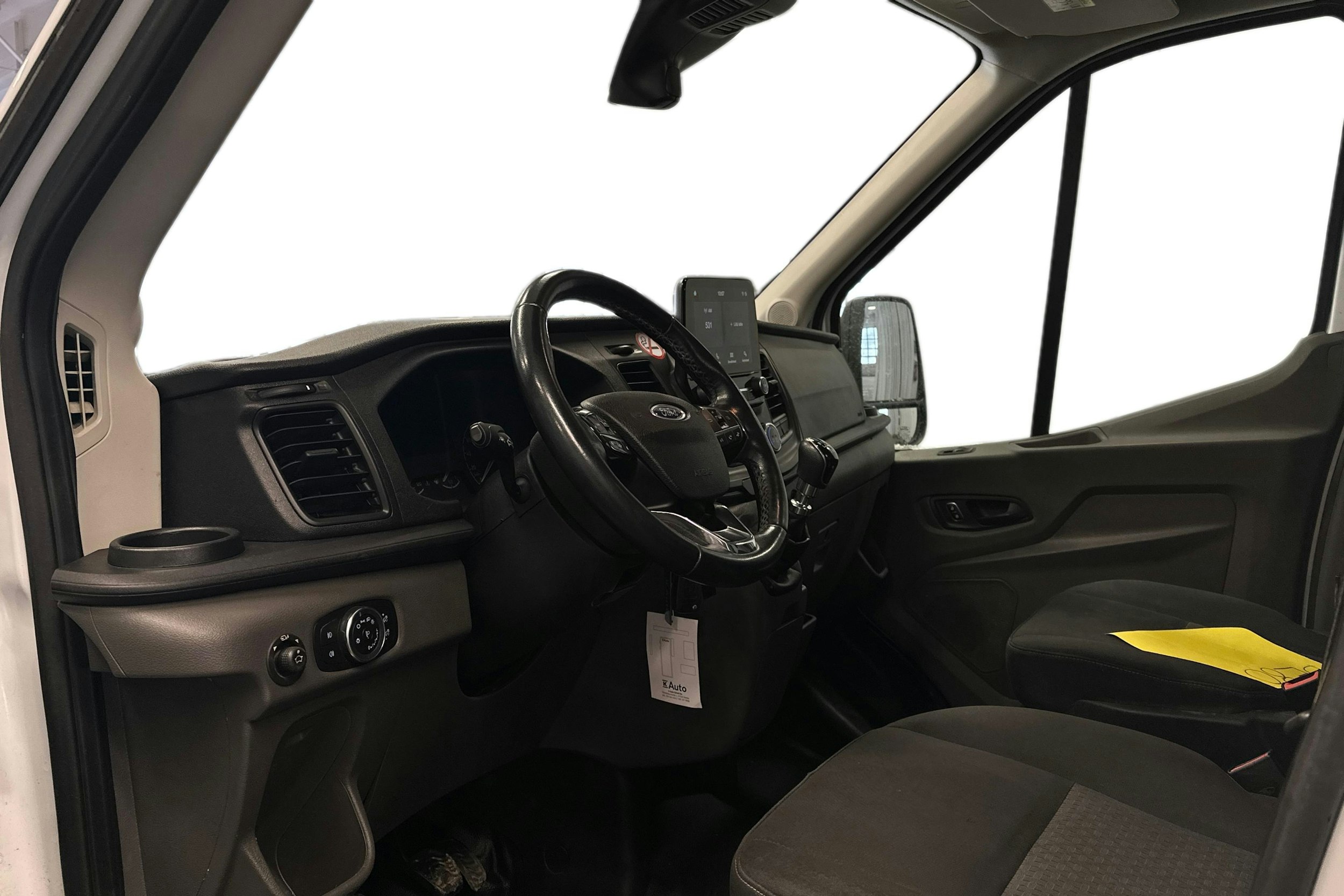valkoinen Ford Transit 2022 kuva 3.
