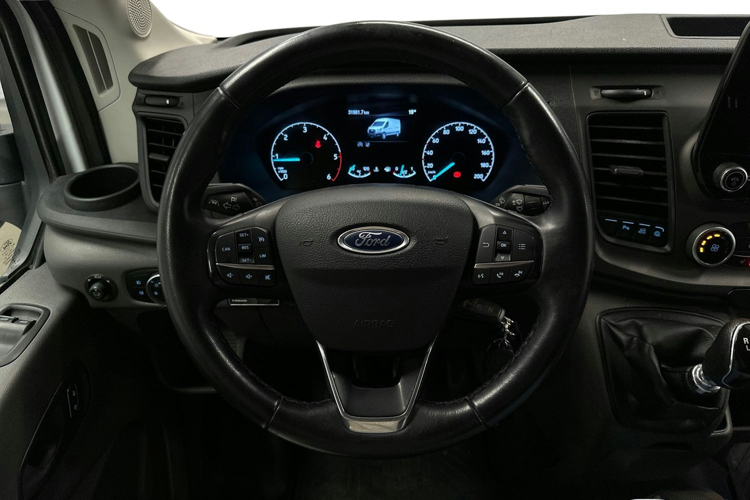 valkoinen Ford Transit 2022 kuva 7.
