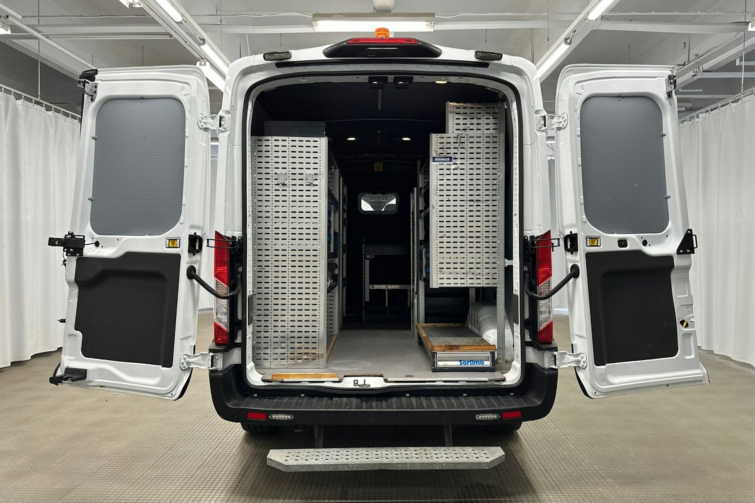 valkoinen Ford Transit 2022 kuva 9.