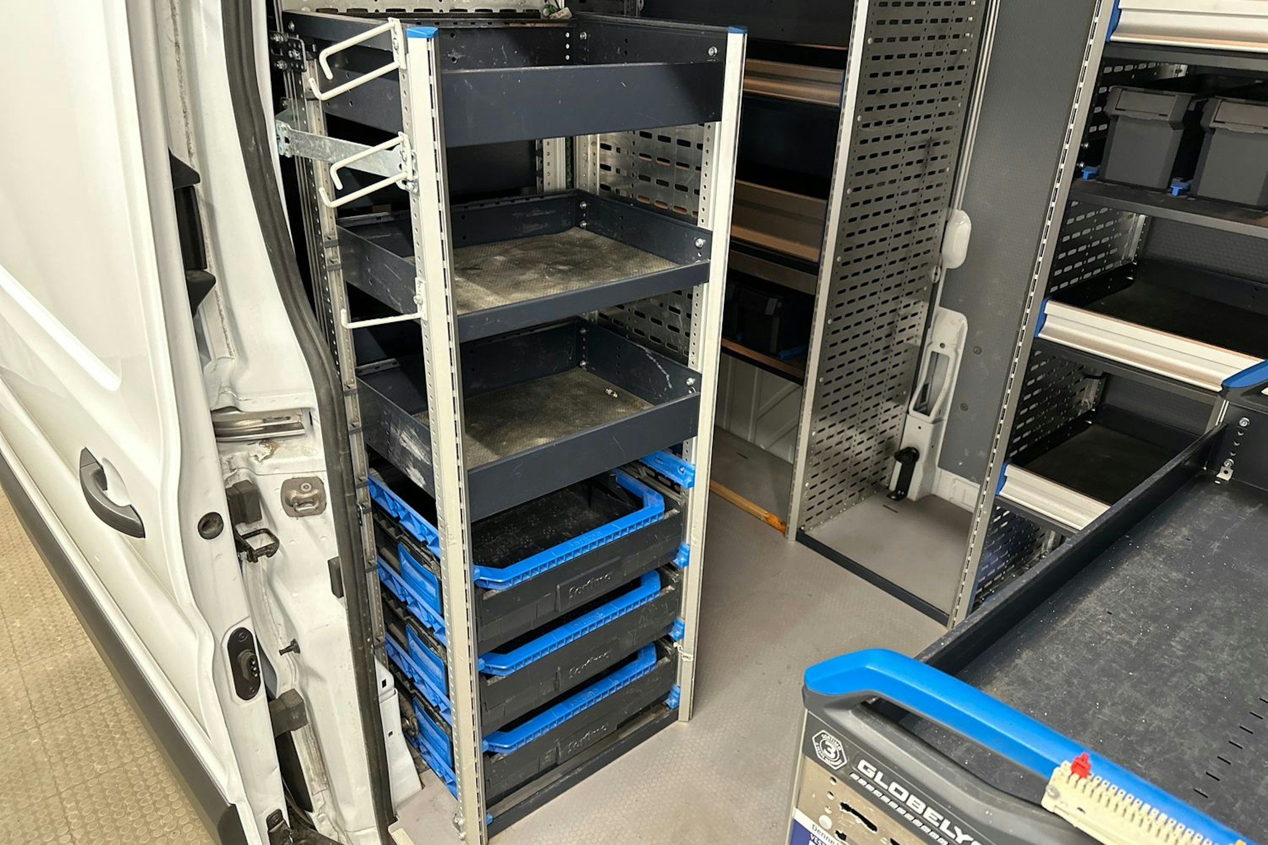 valkoinen Ford Transit 2022 kuva 12.