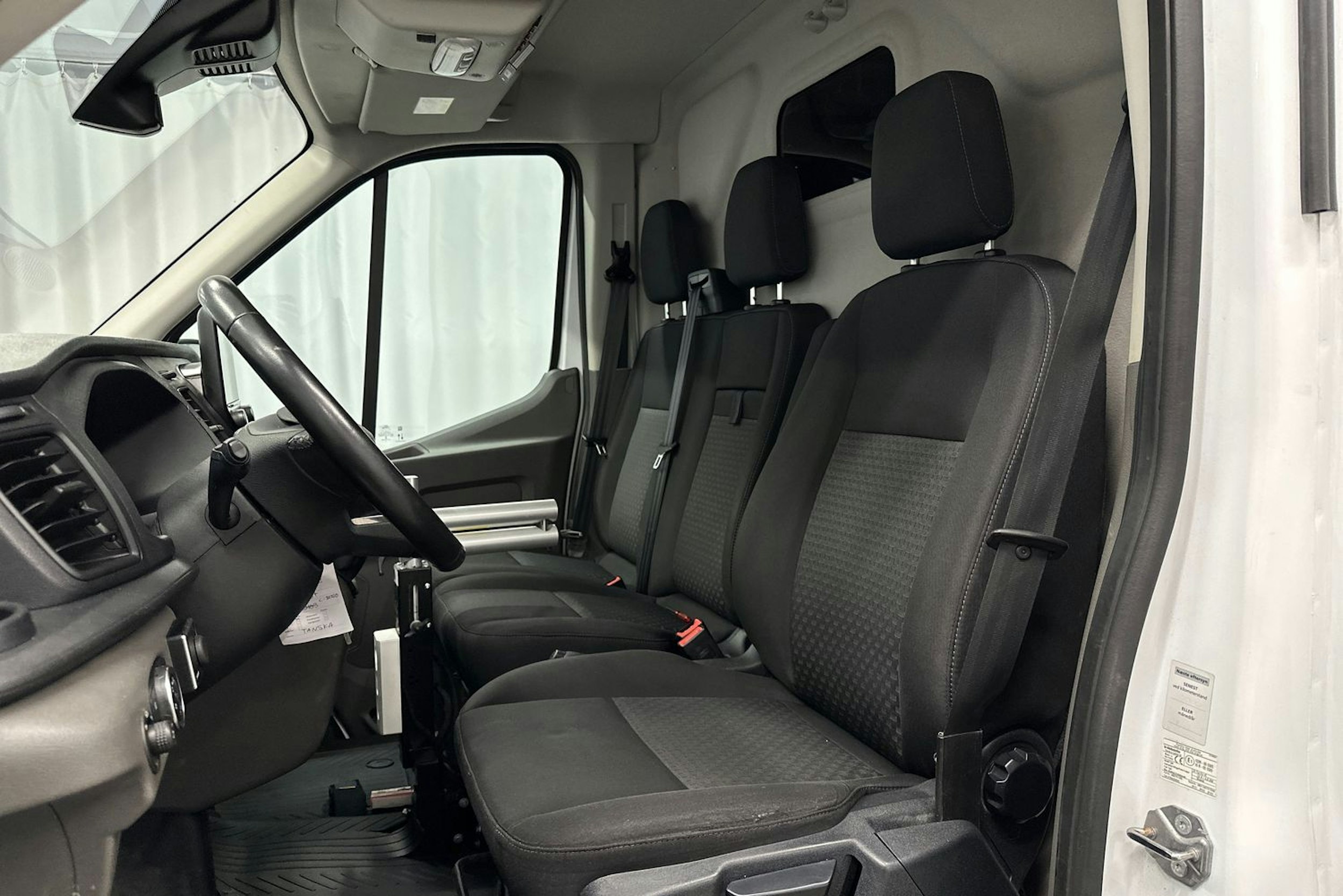 valkoinen Ford Transit 2022 kuva 15.