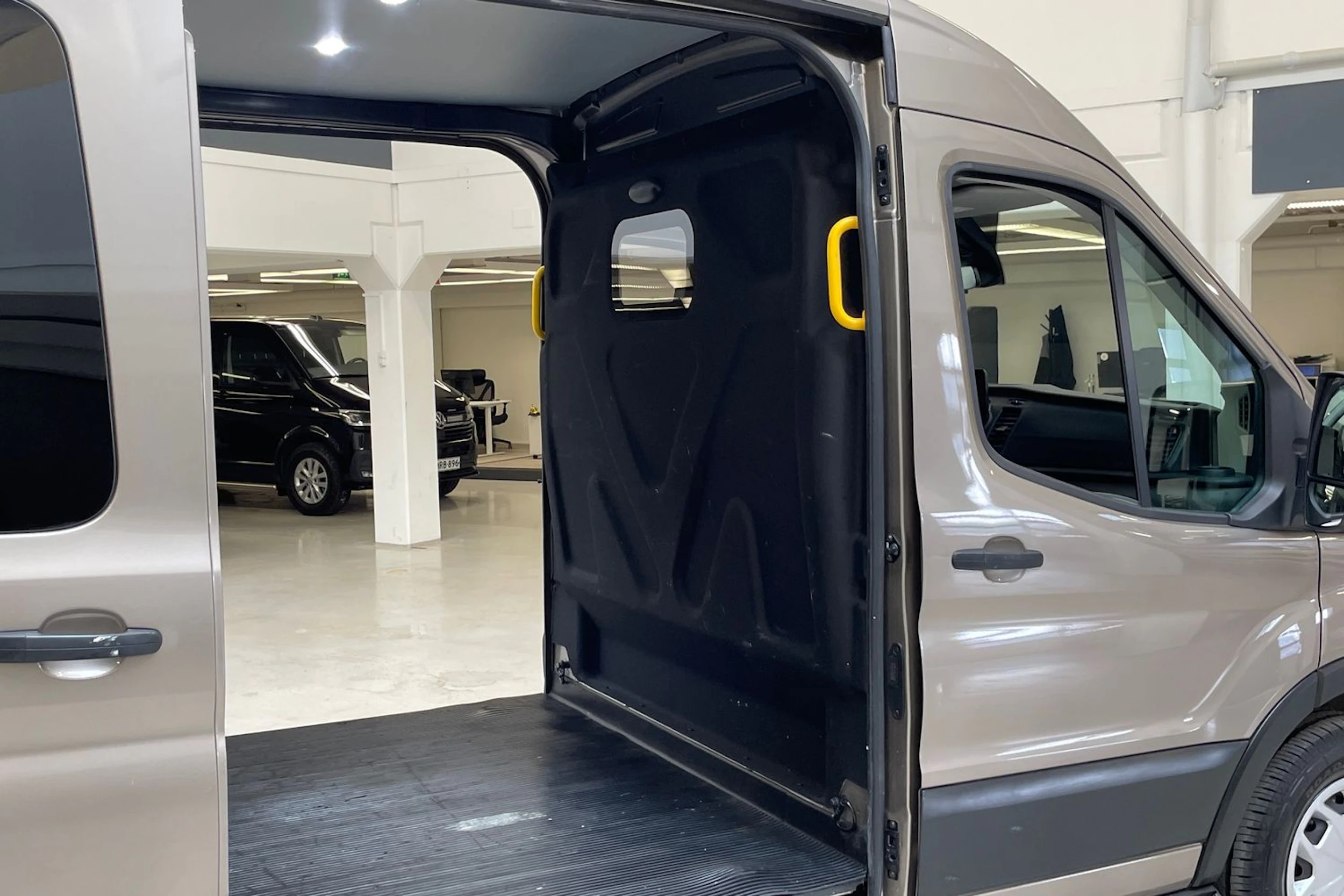 harmaa Ford Transit 2022 kuva 14.
