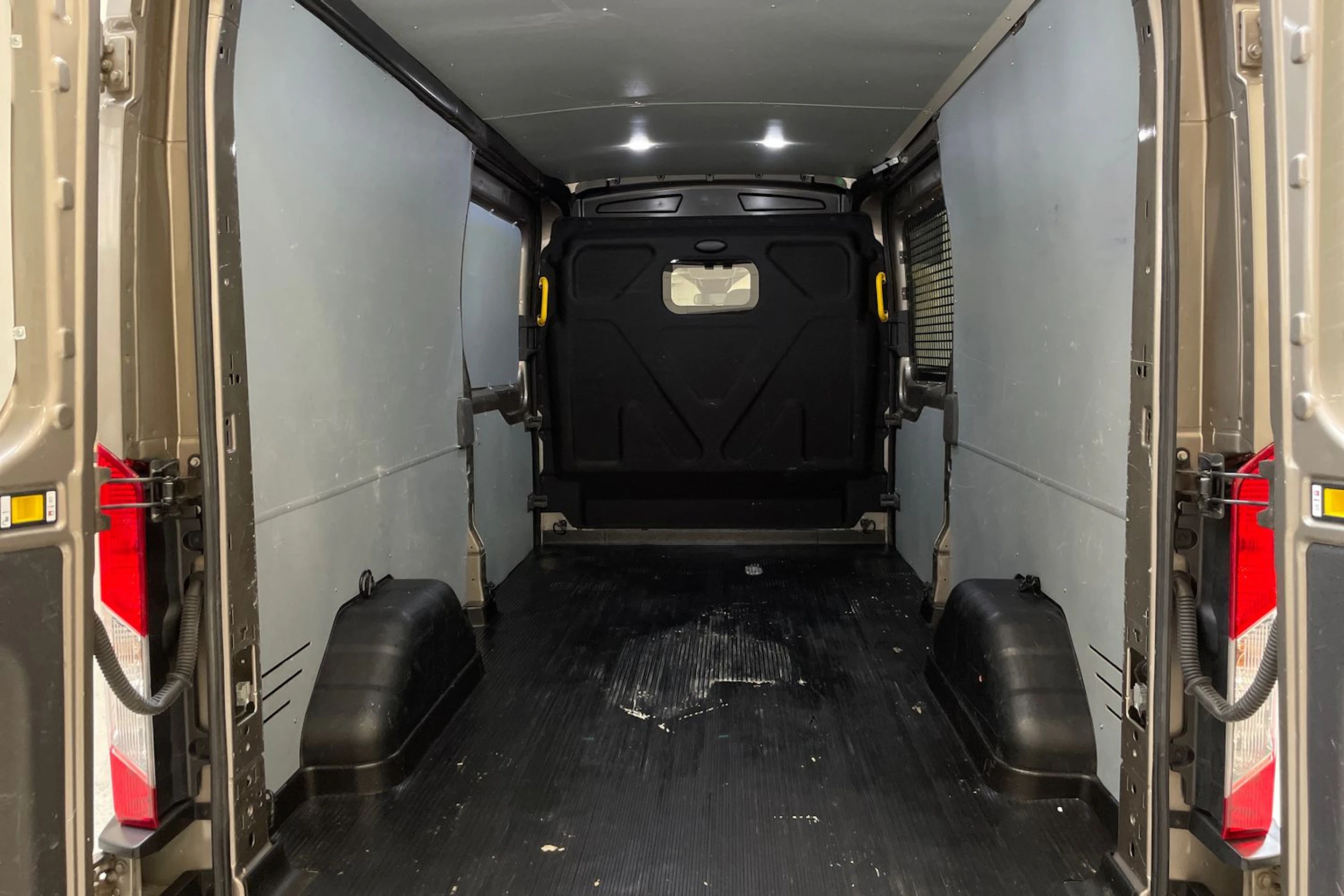harmaa Ford Transit 2022 kuva 16.