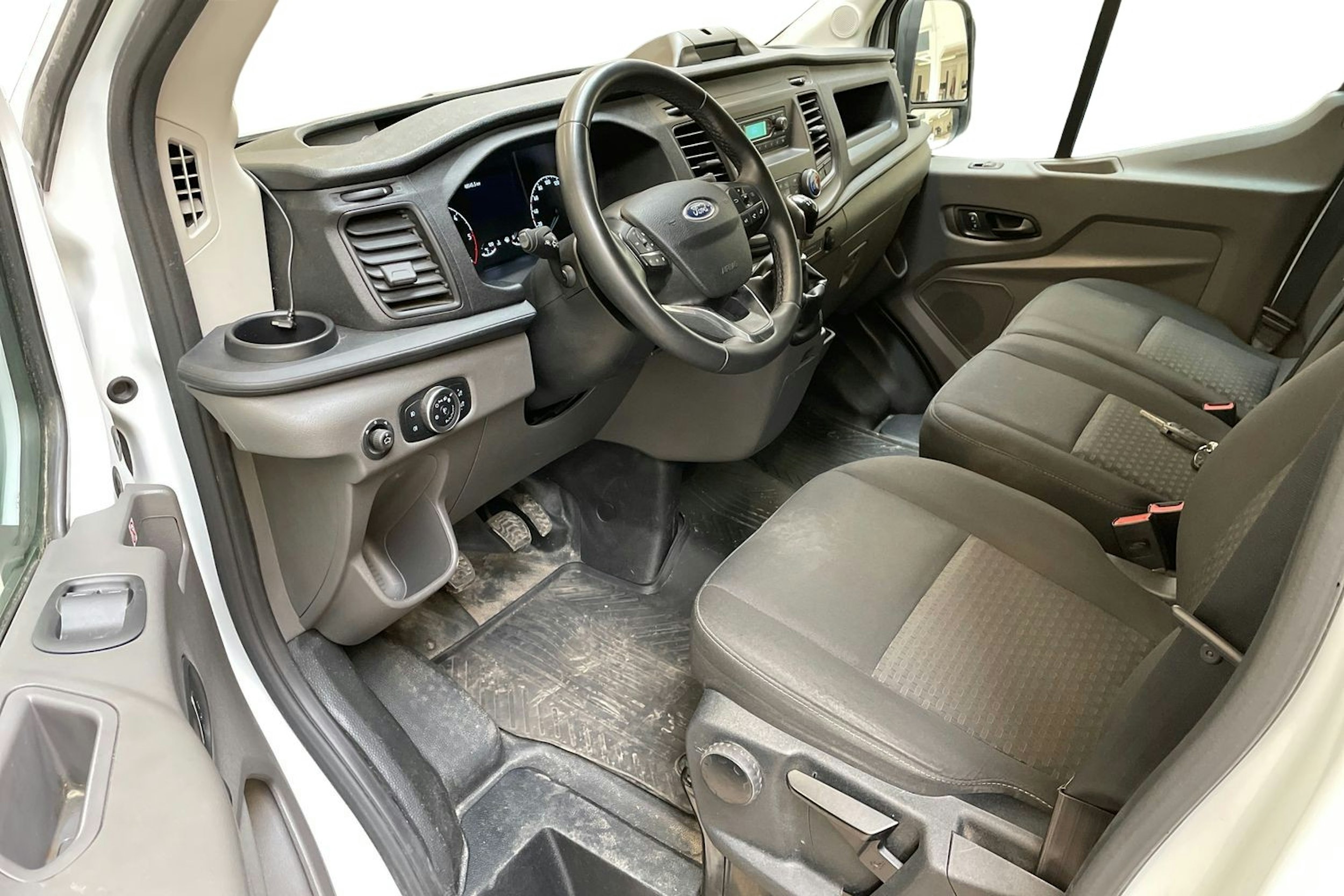valkoinen Ford Transit 2022 kuva 3.
