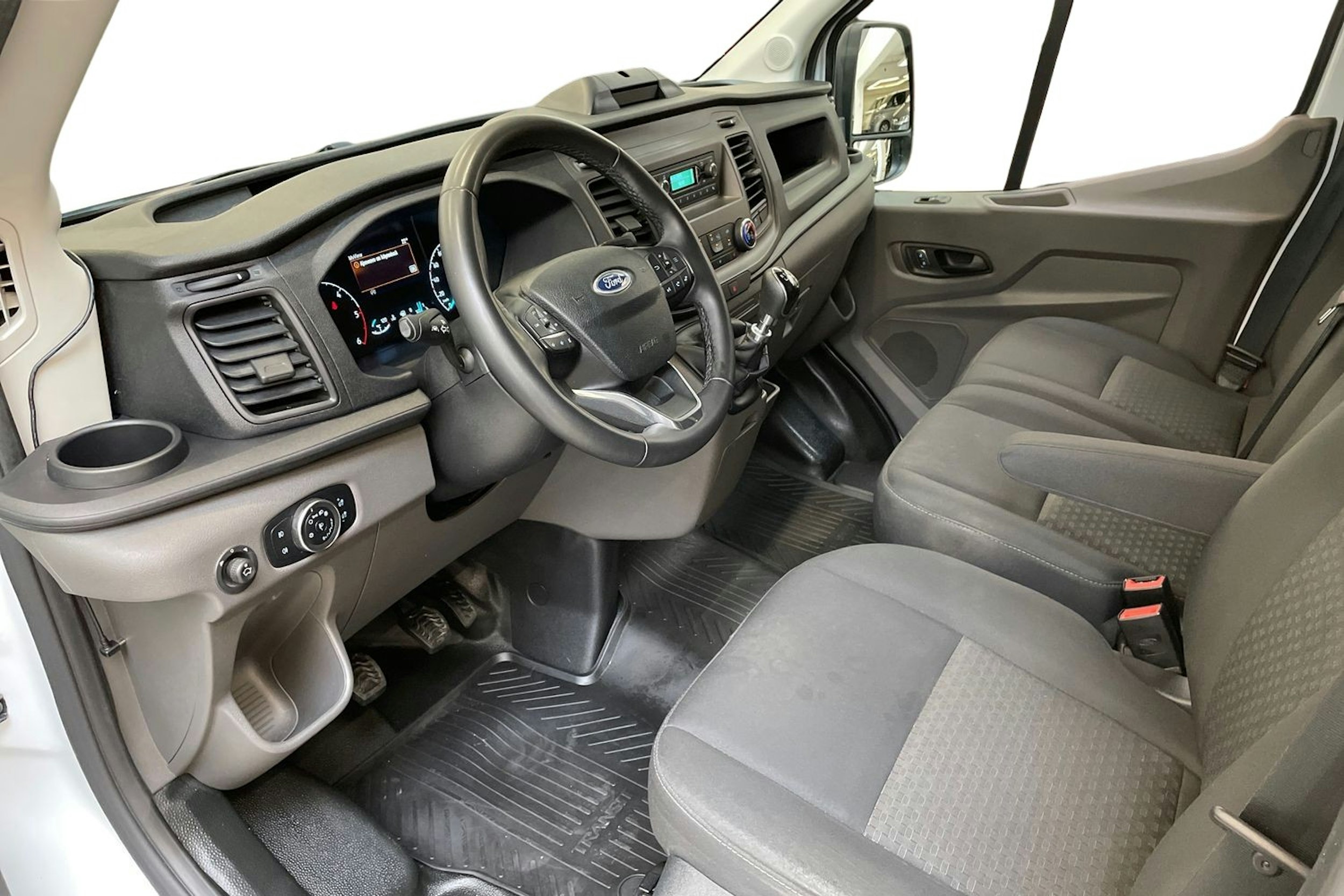 valkoinen Ford Transit 2022 kuva 7.