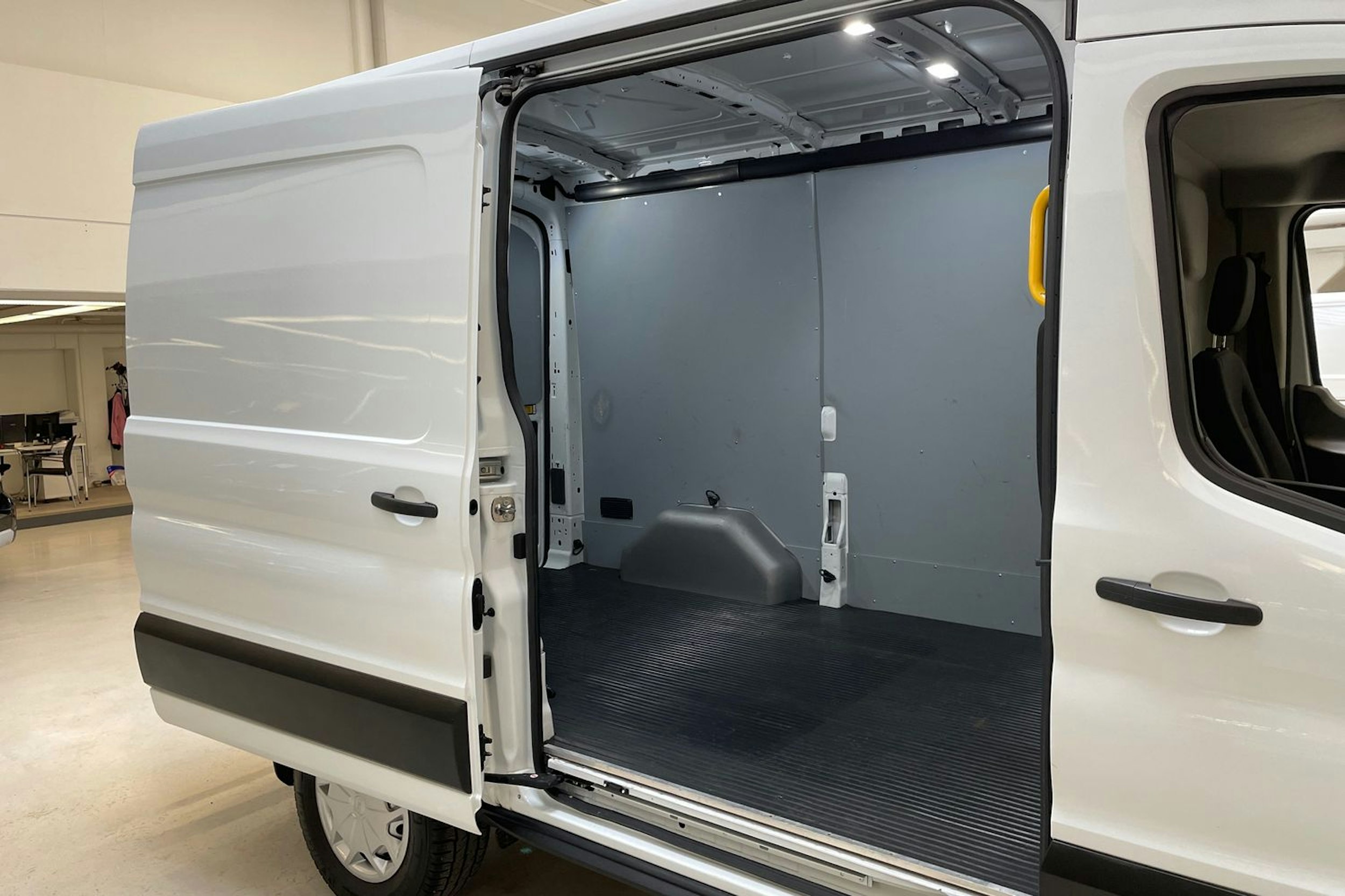 valkoinen Ford Transit 2022 kuva 13.