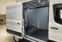 valkoinen Ford Transit 2022 kuva 13.