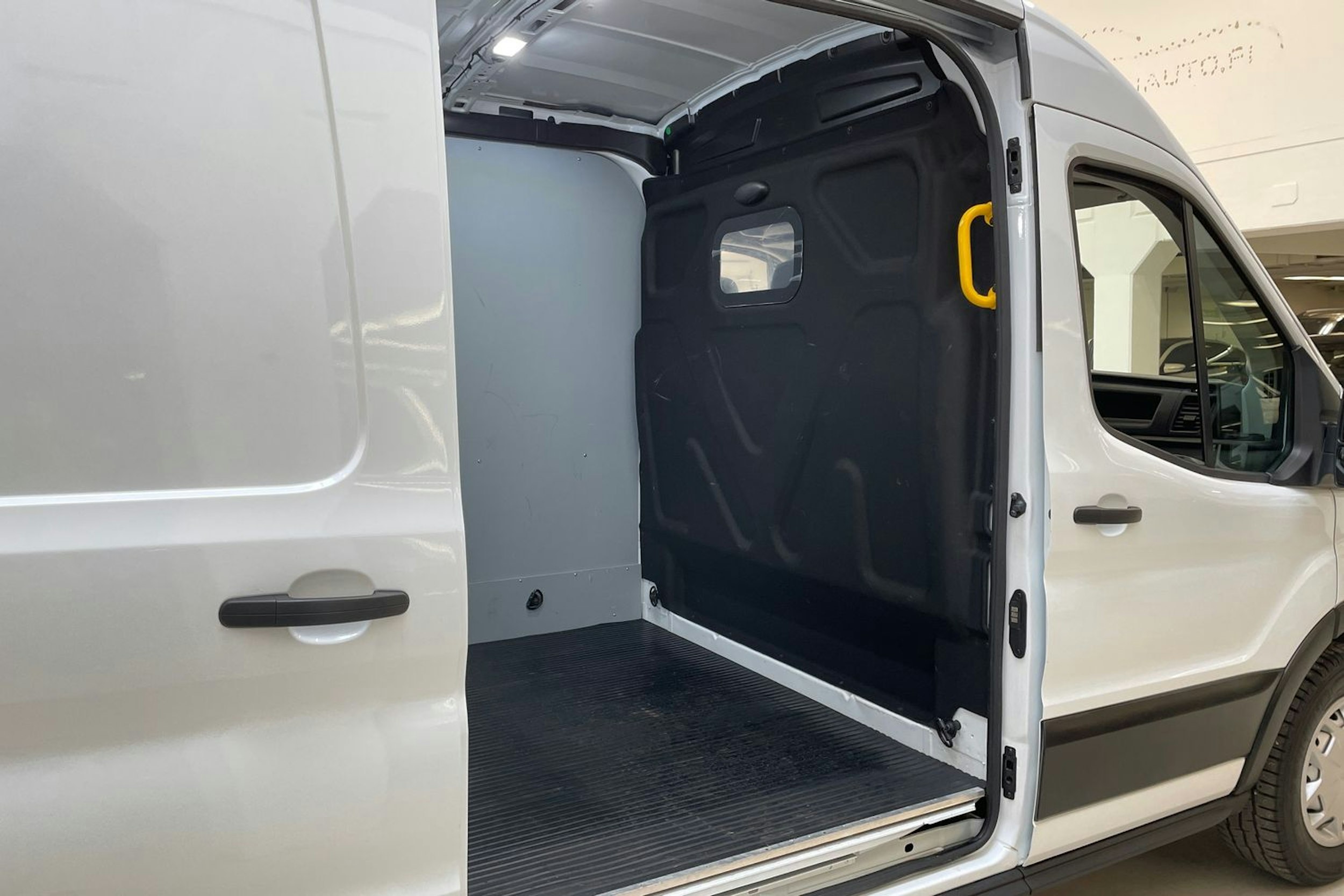 valkoinen Ford Transit 2022 kuva 14.