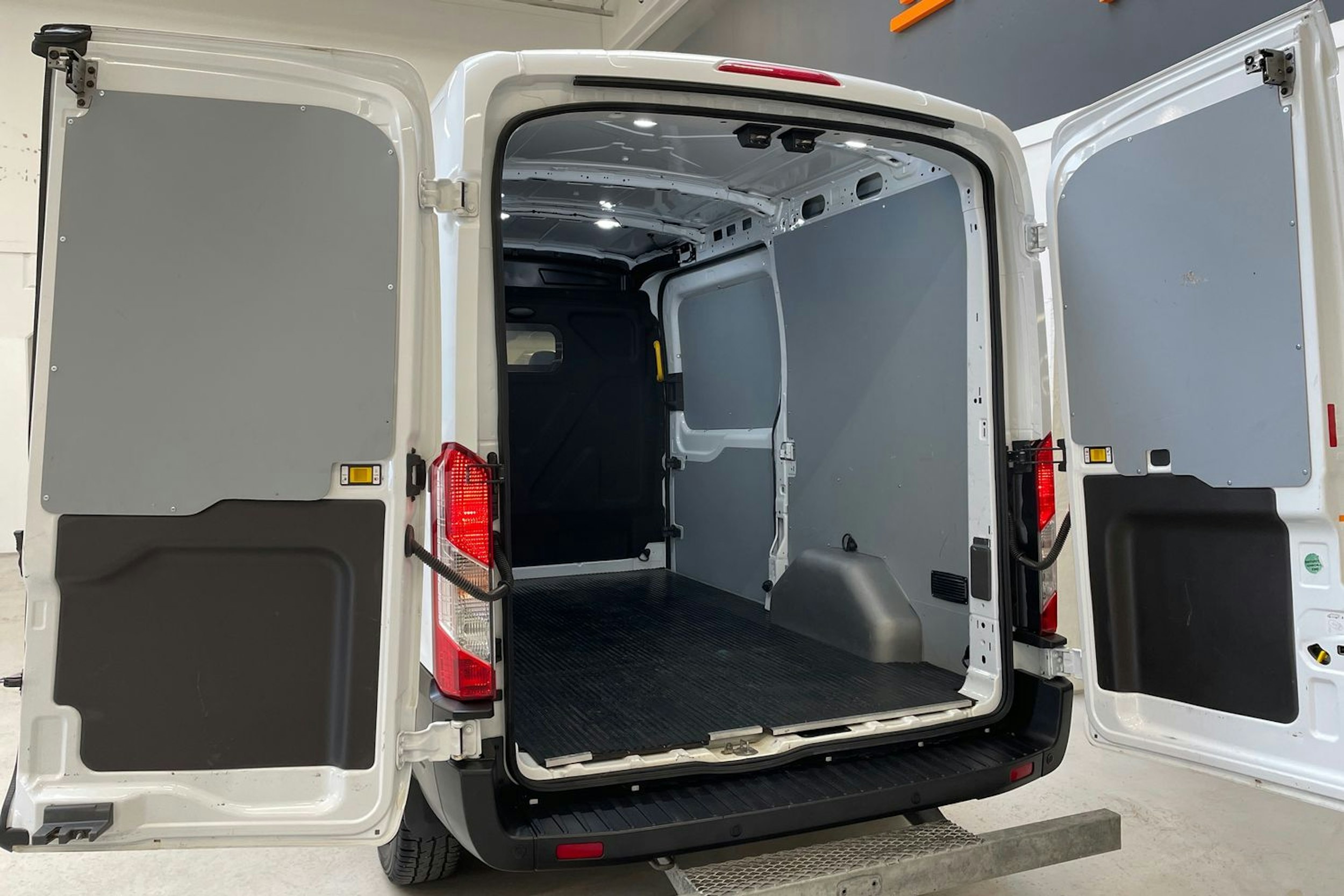 valkoinen Ford Transit 2022 kuva 15.