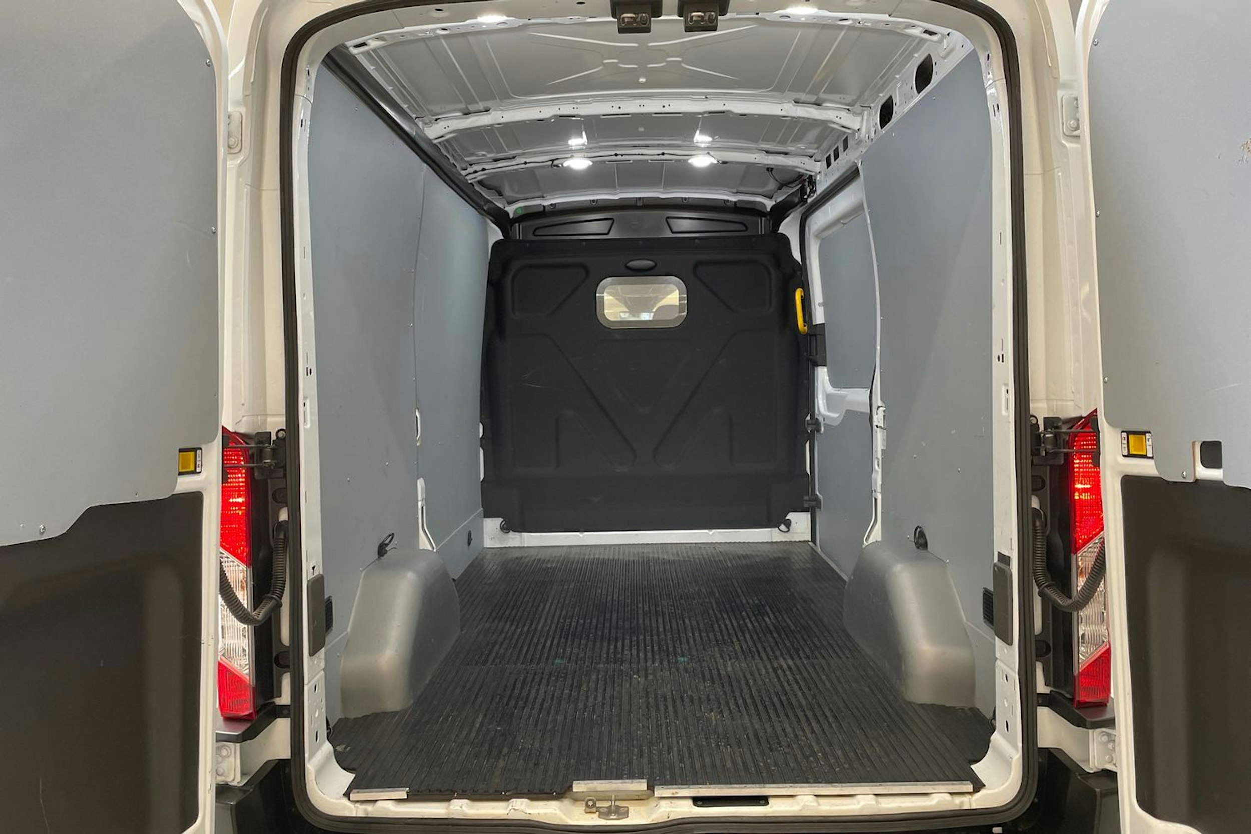 valkoinen Ford Transit 2022 kuva 16.