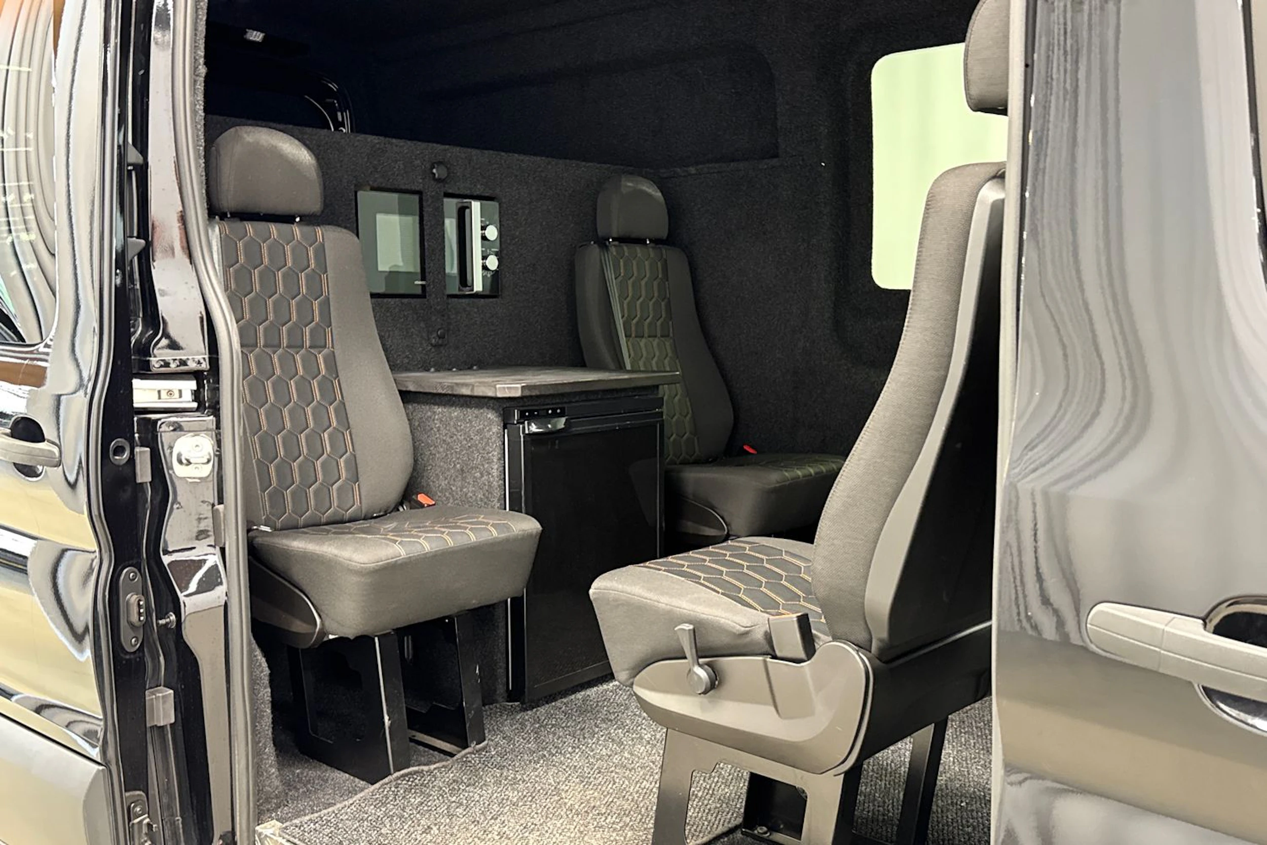 musta Ford Transit 2022 kuva 13.