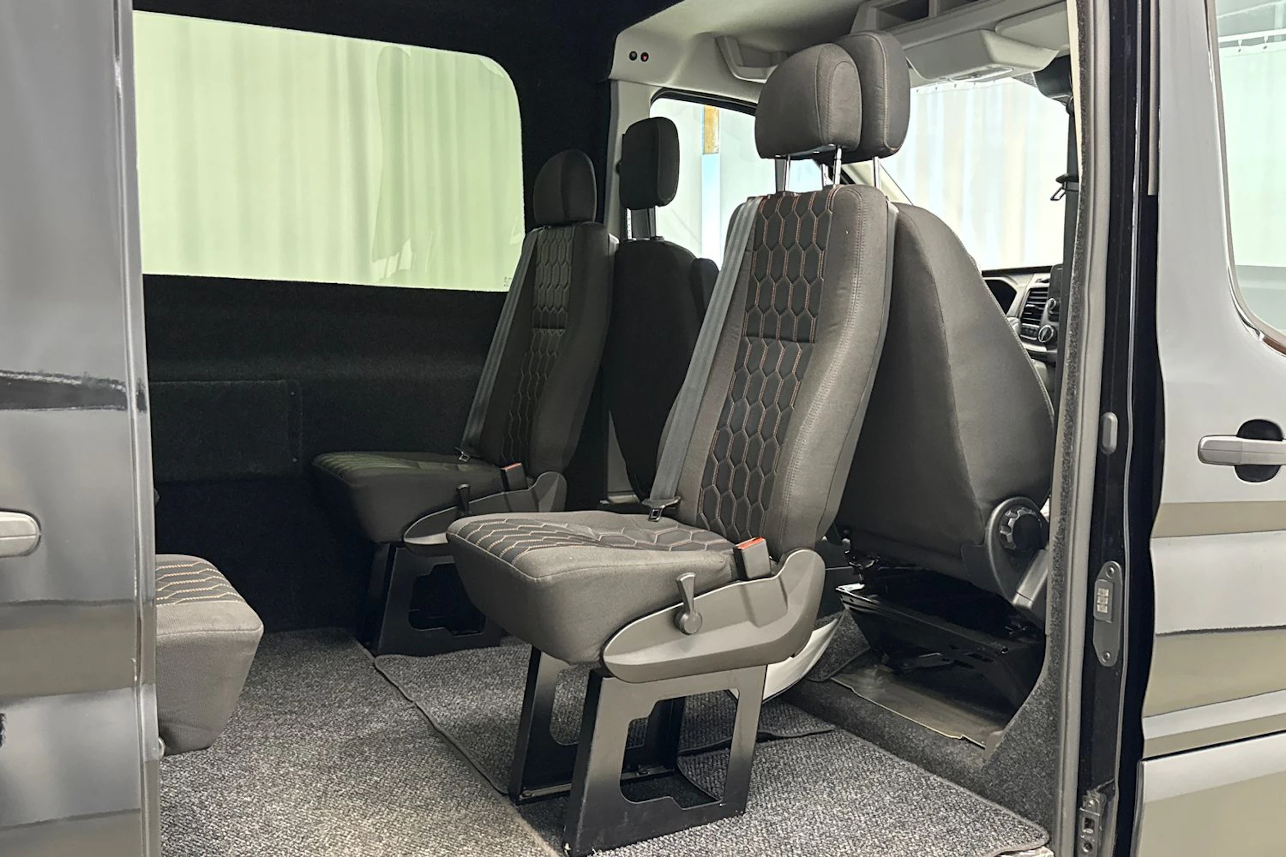 musta Ford Transit 2022 kuva 15.