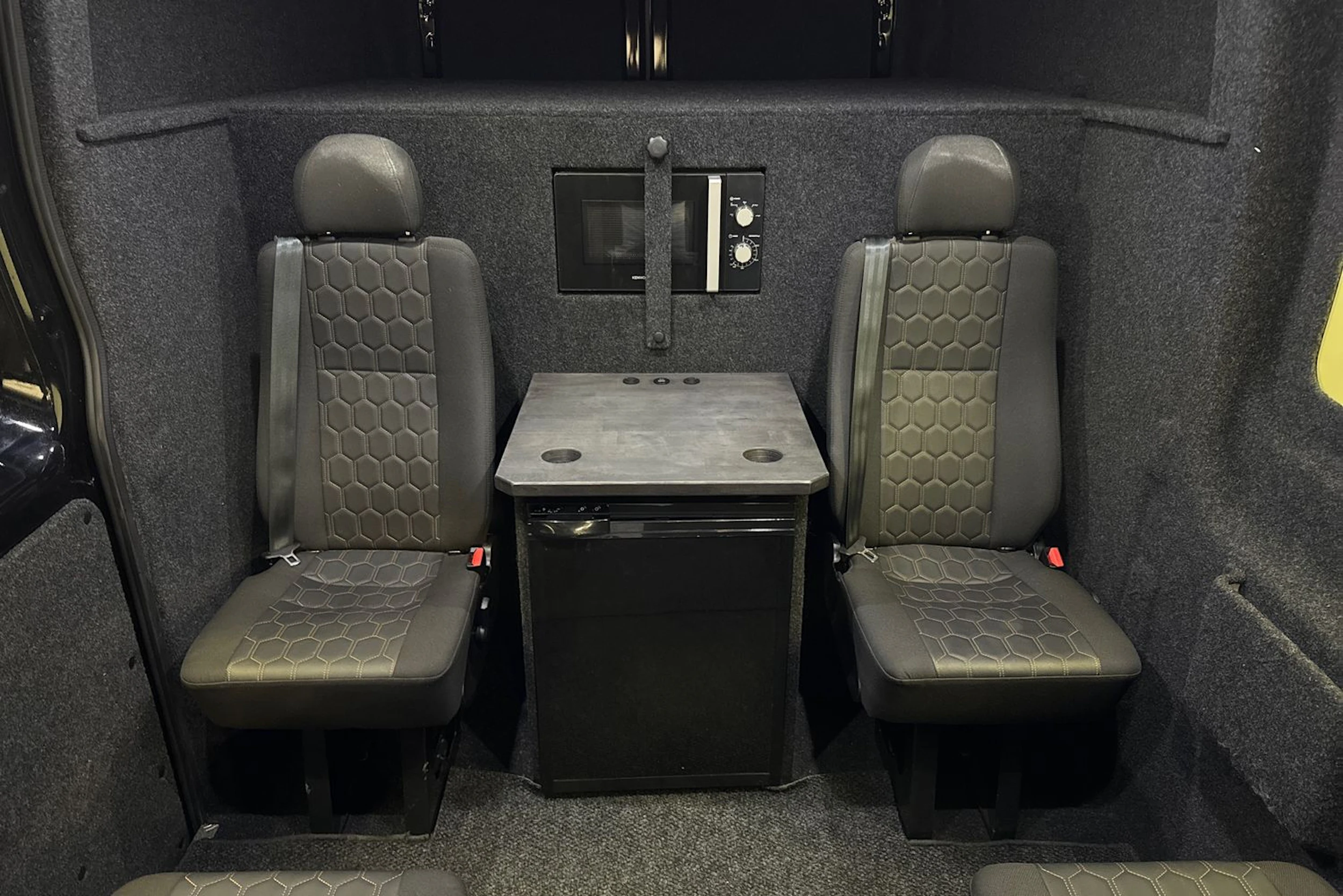 musta Ford Transit 2022 kuva 16.