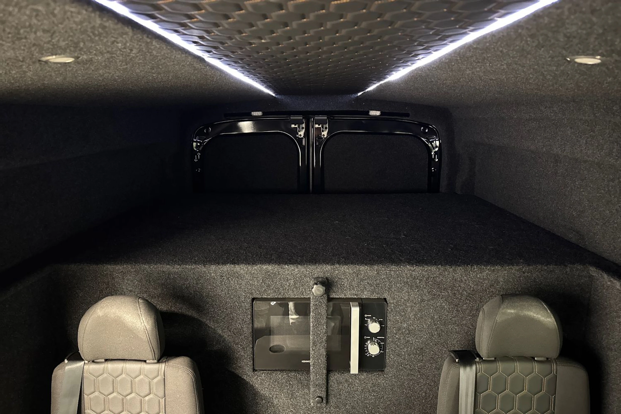 musta Ford Transit 2022 kuva 19.