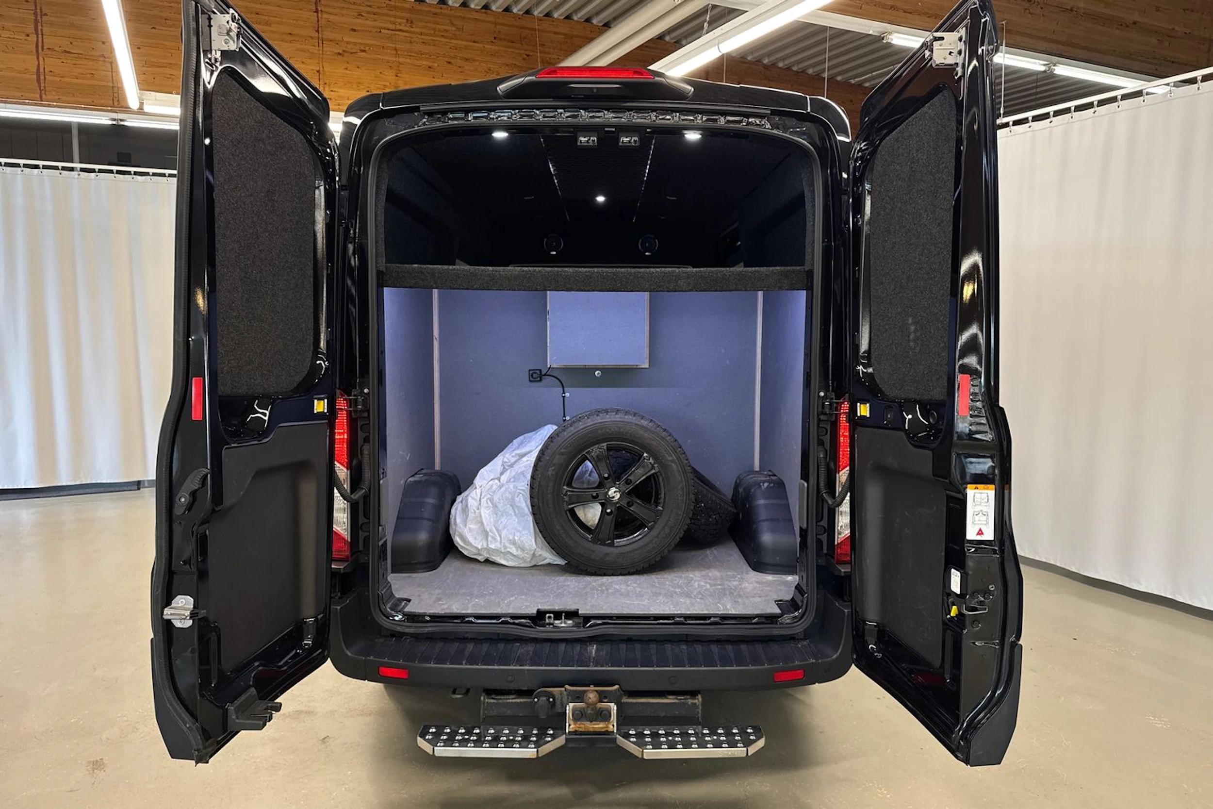 musta Ford Transit 2022 kuva 31.