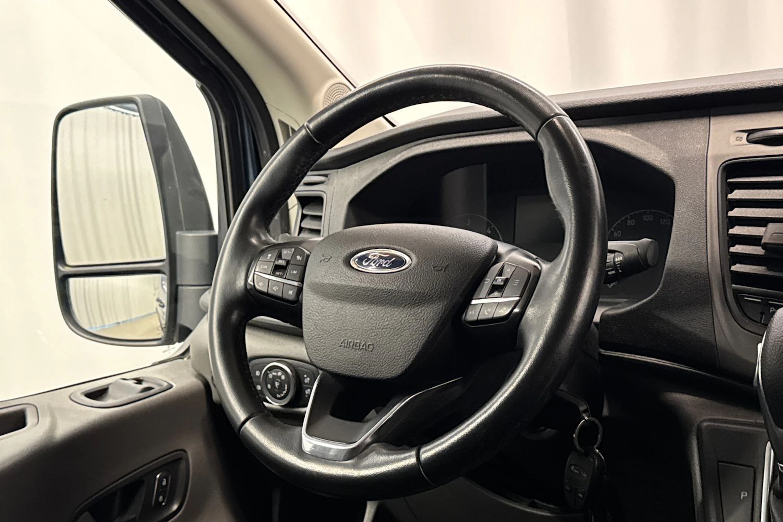 sininen Ford Transit 2022 kuva 13.
