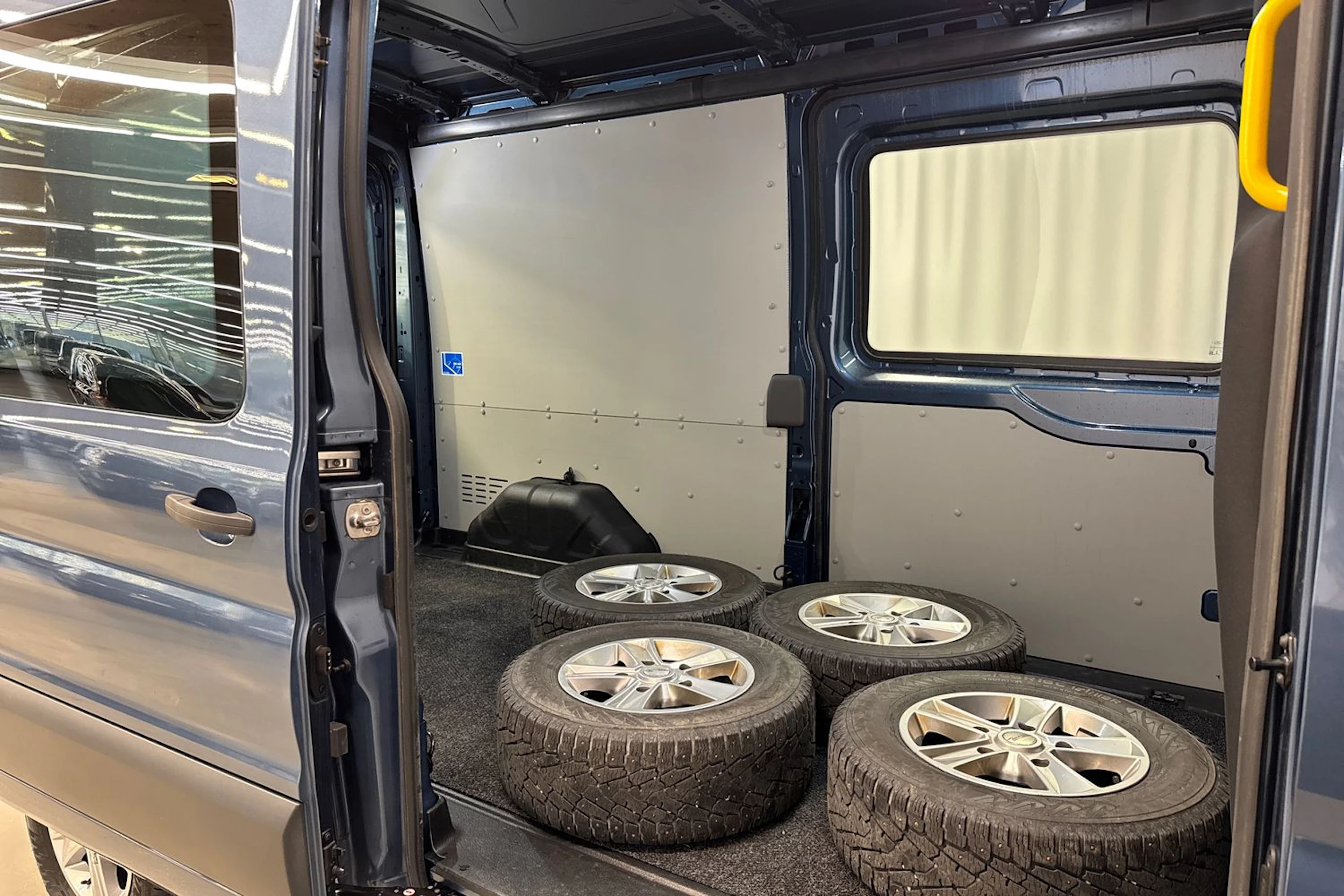 sininen Ford Transit 2022 kuva 25.