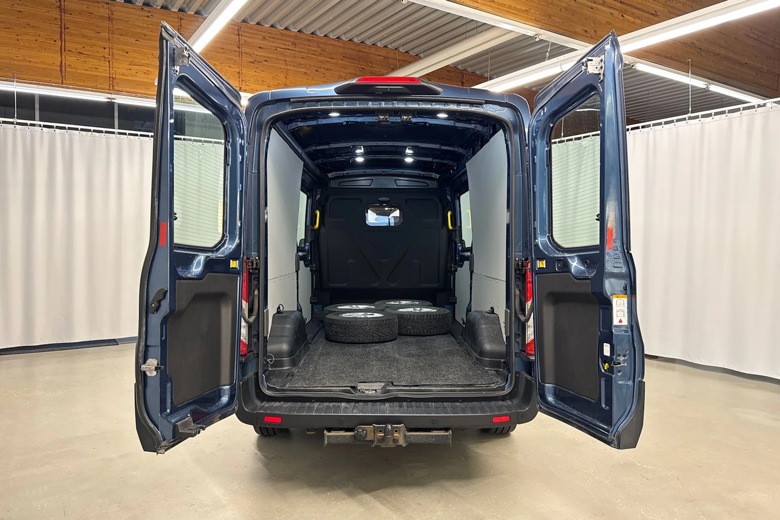 sininen Ford Transit 2022 kuva 26.