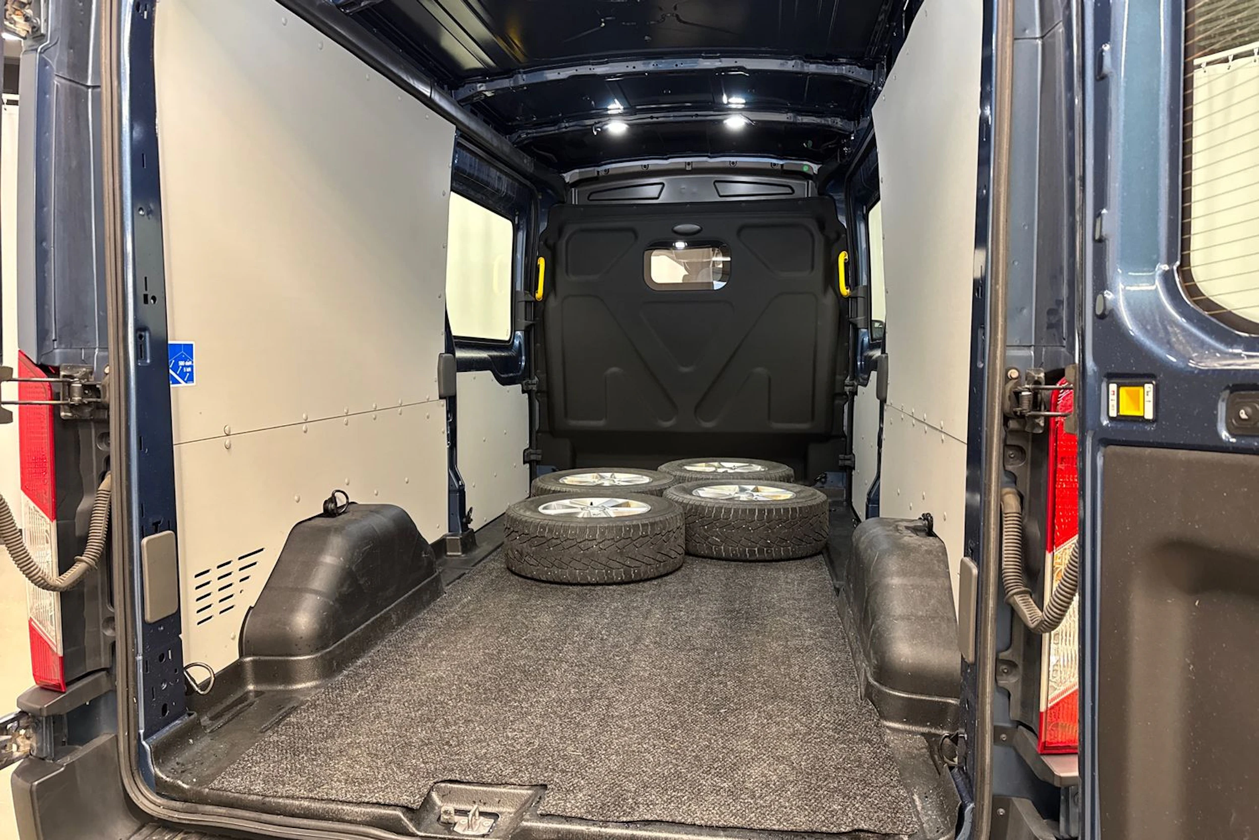 sininen Ford Transit 2022 kuva 27.