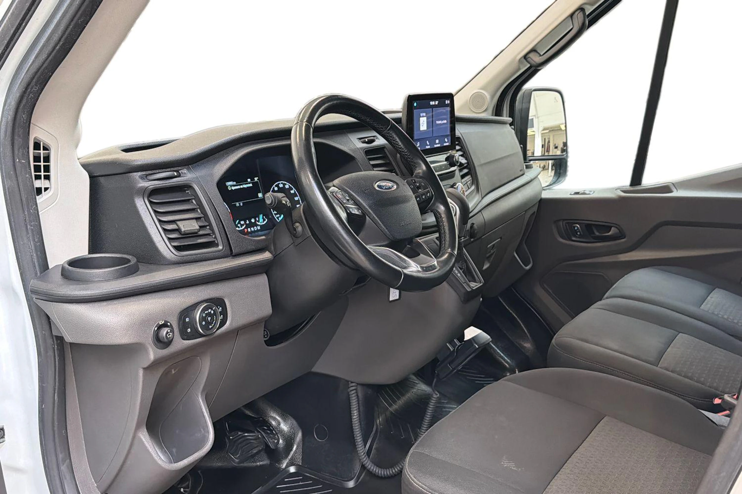 valkoinen Ford Transit 2022 kuva 6.