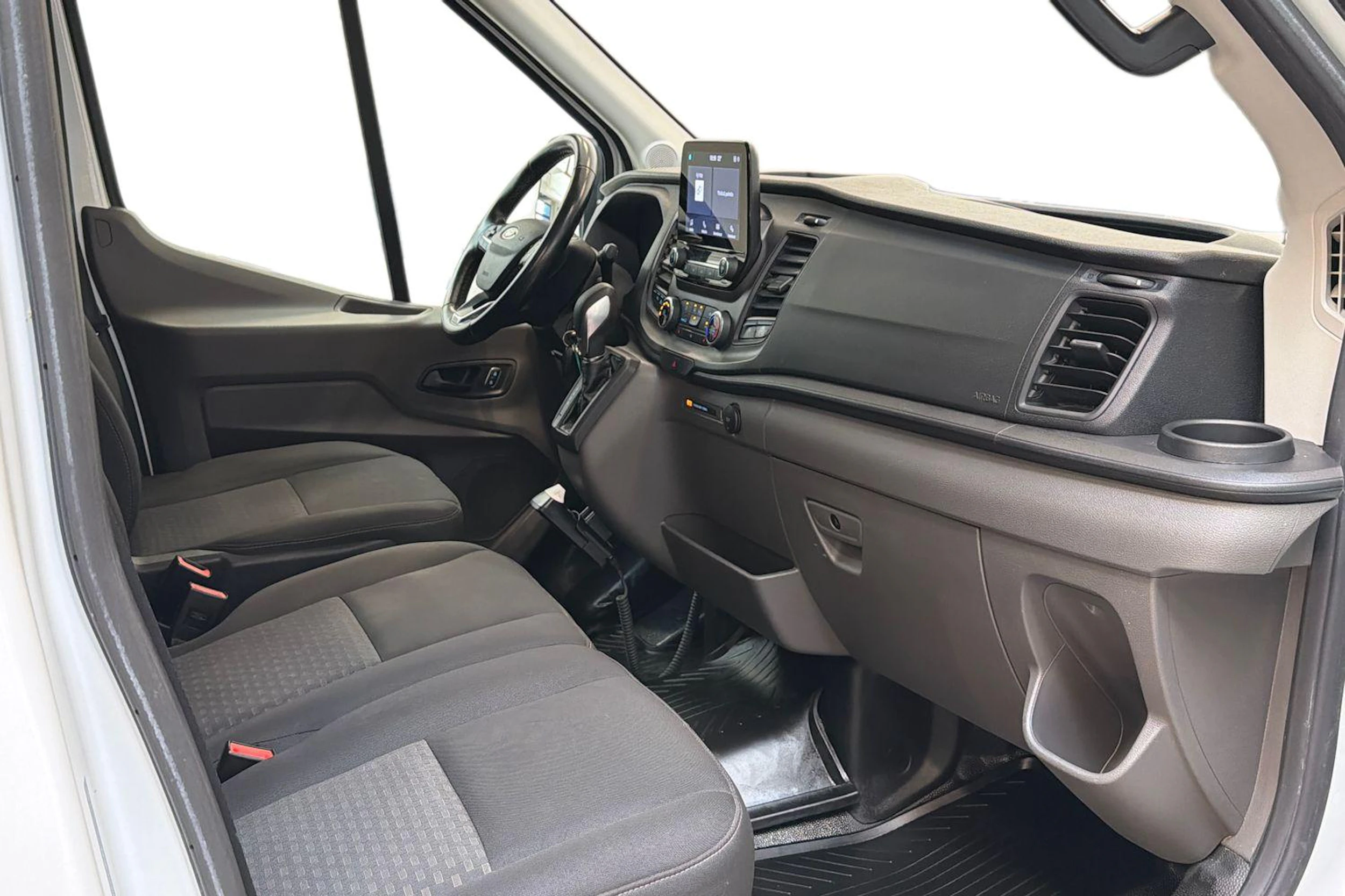 valkoinen Ford Transit 2022 kuva 8.