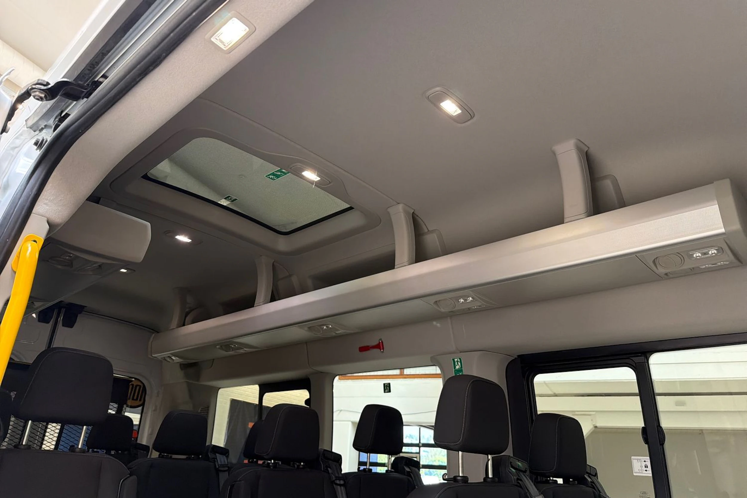 valkoinen Ford Transit 2022 kuva 23.