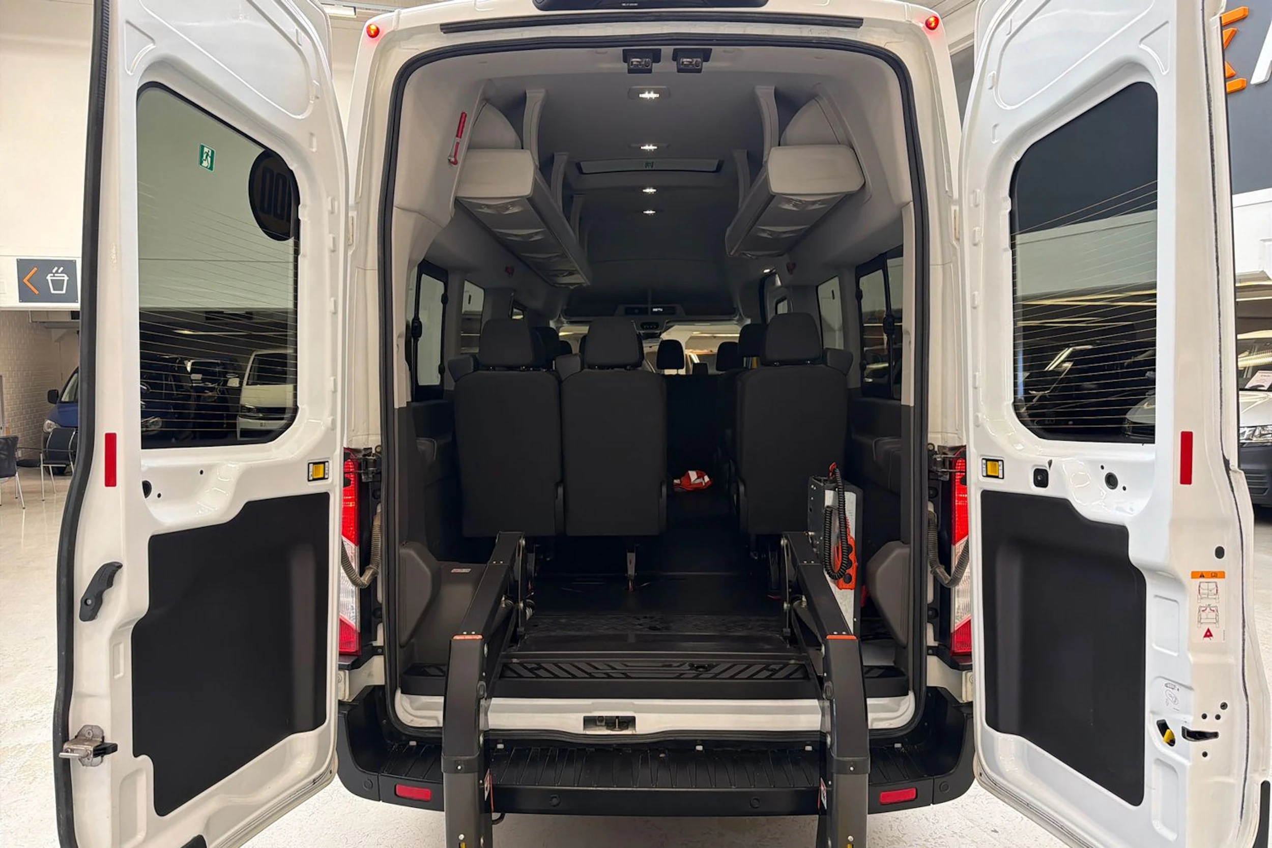 valkoinen Ford Transit 2022 kuva 28.