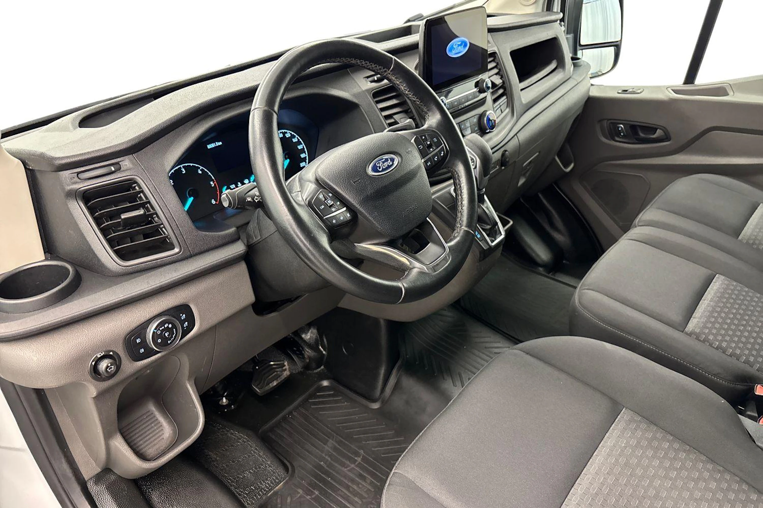 valkoinen Ford Transit 2022 kuva 8.