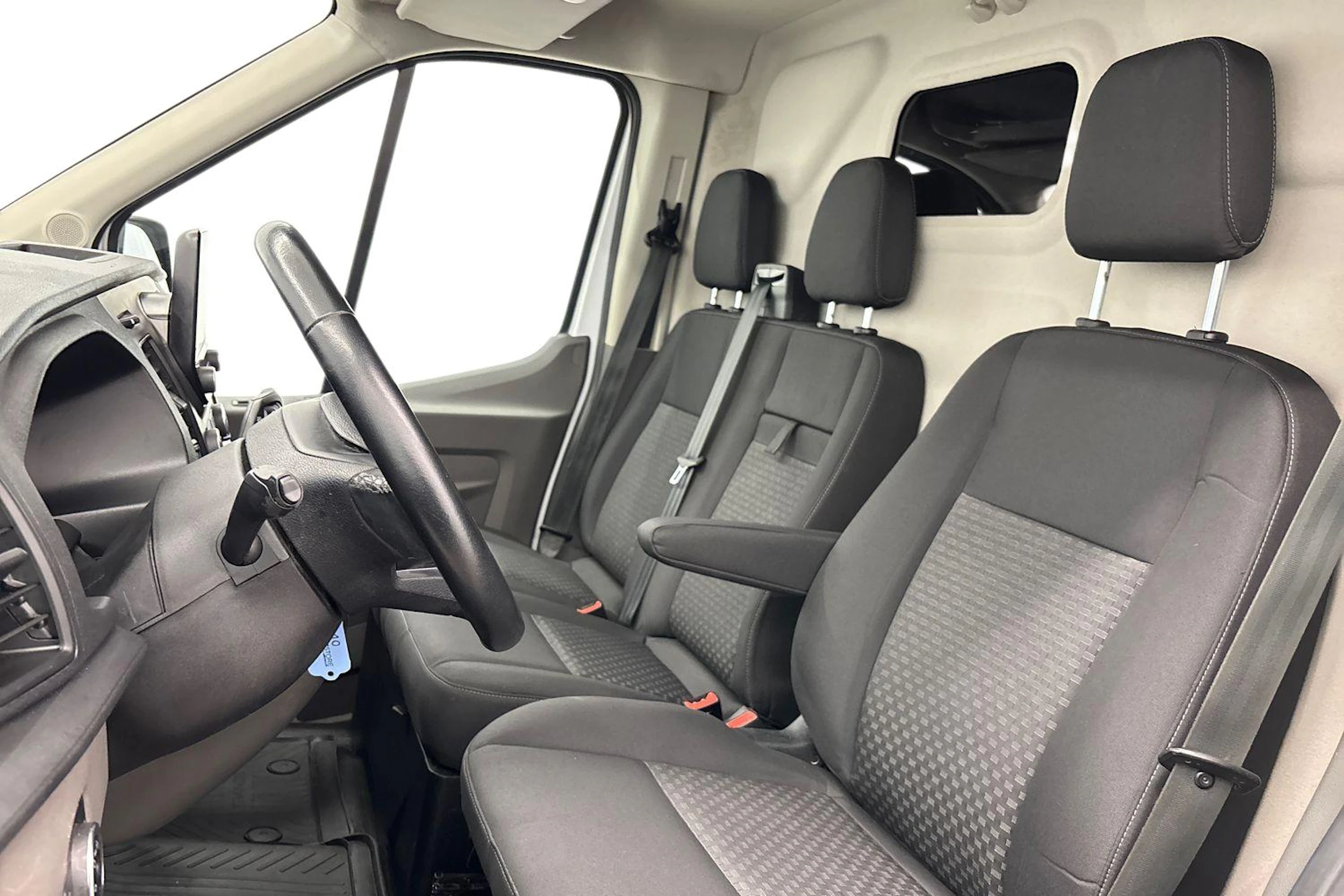 valkoinen Ford Transit 2022 kuva 11.