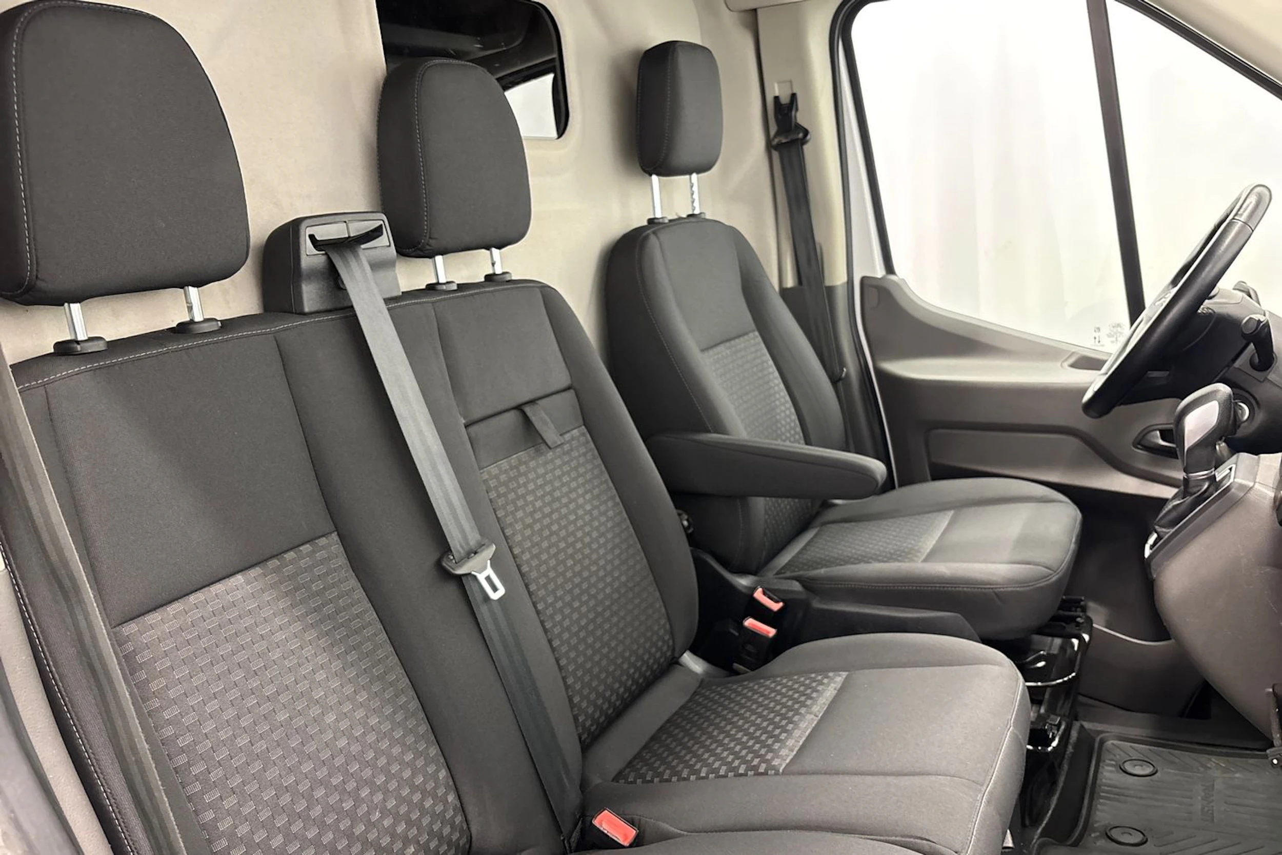 valkoinen Ford Transit 2022 kuva 23.