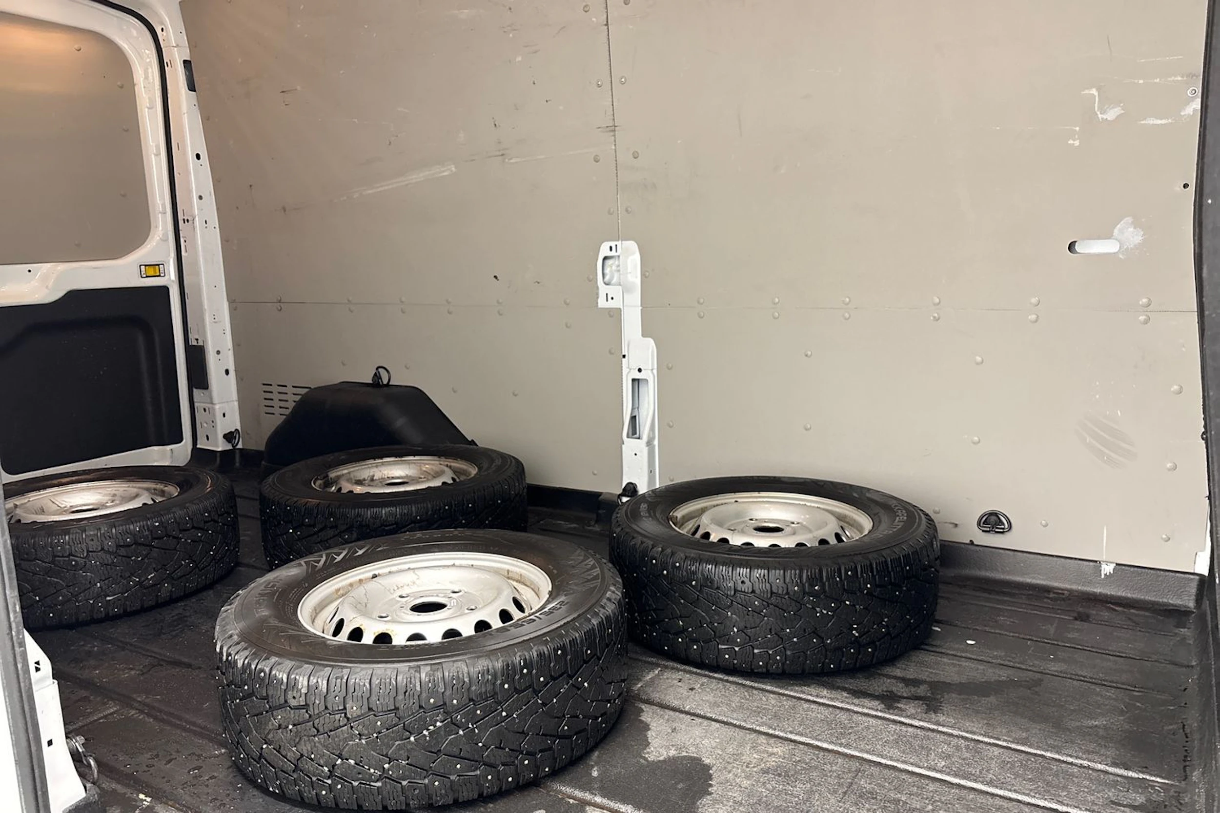 valkoinen Ford Transit 2022 kuva 24.
