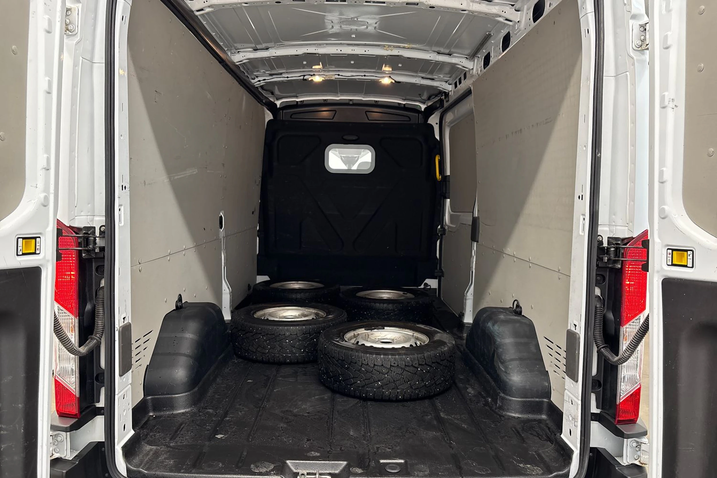 valkoinen Ford Transit 2022 kuva 26.