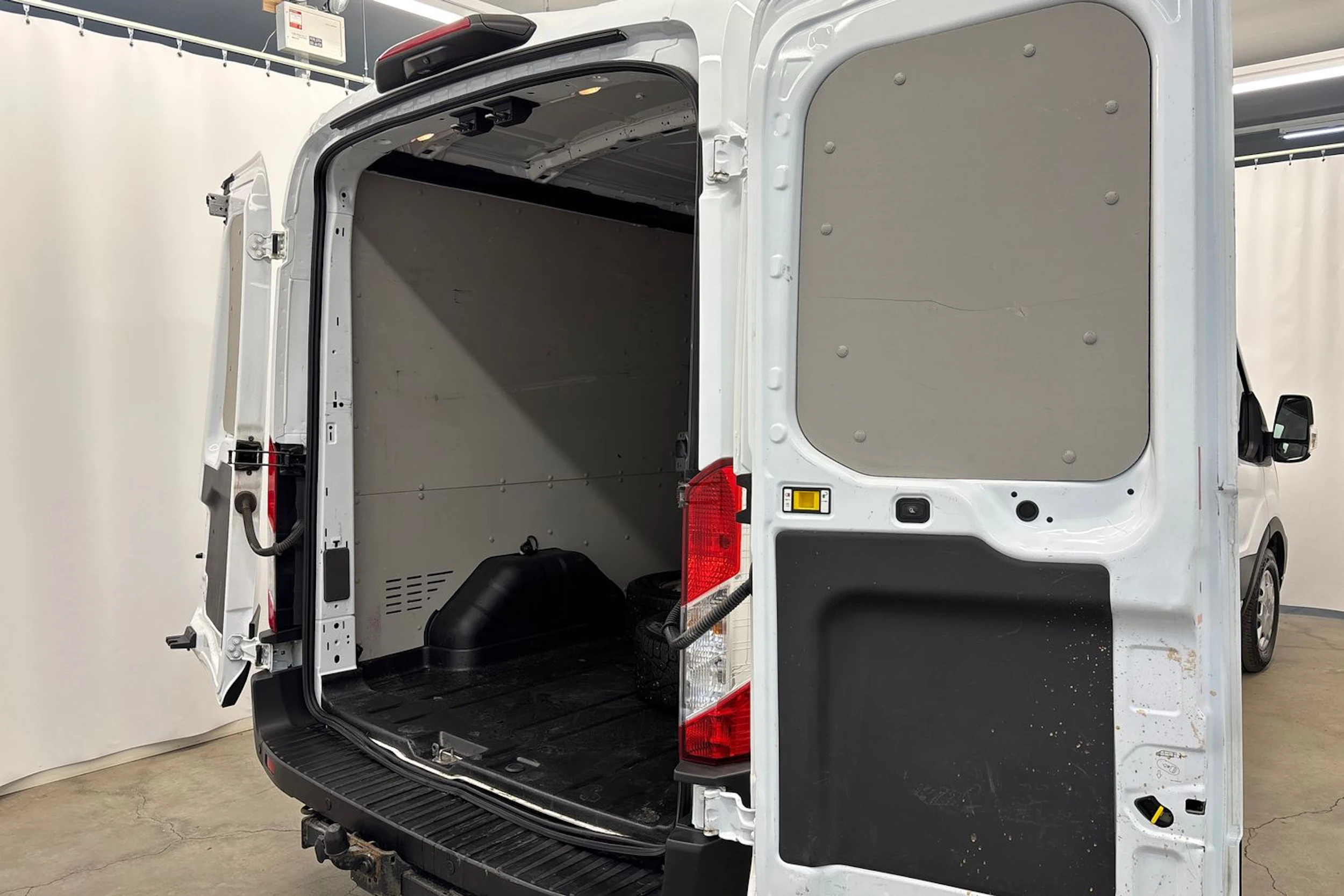 valkoinen Ford Transit 2022 kuva 27.