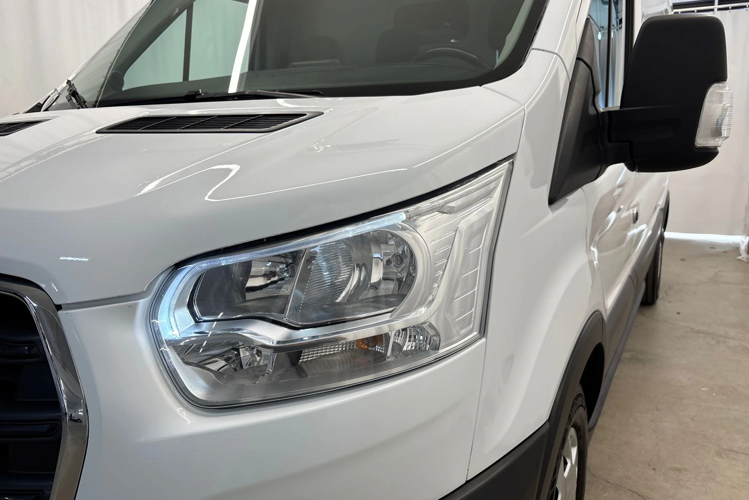 valkoinen Ford Transit 2022 kuva 28.