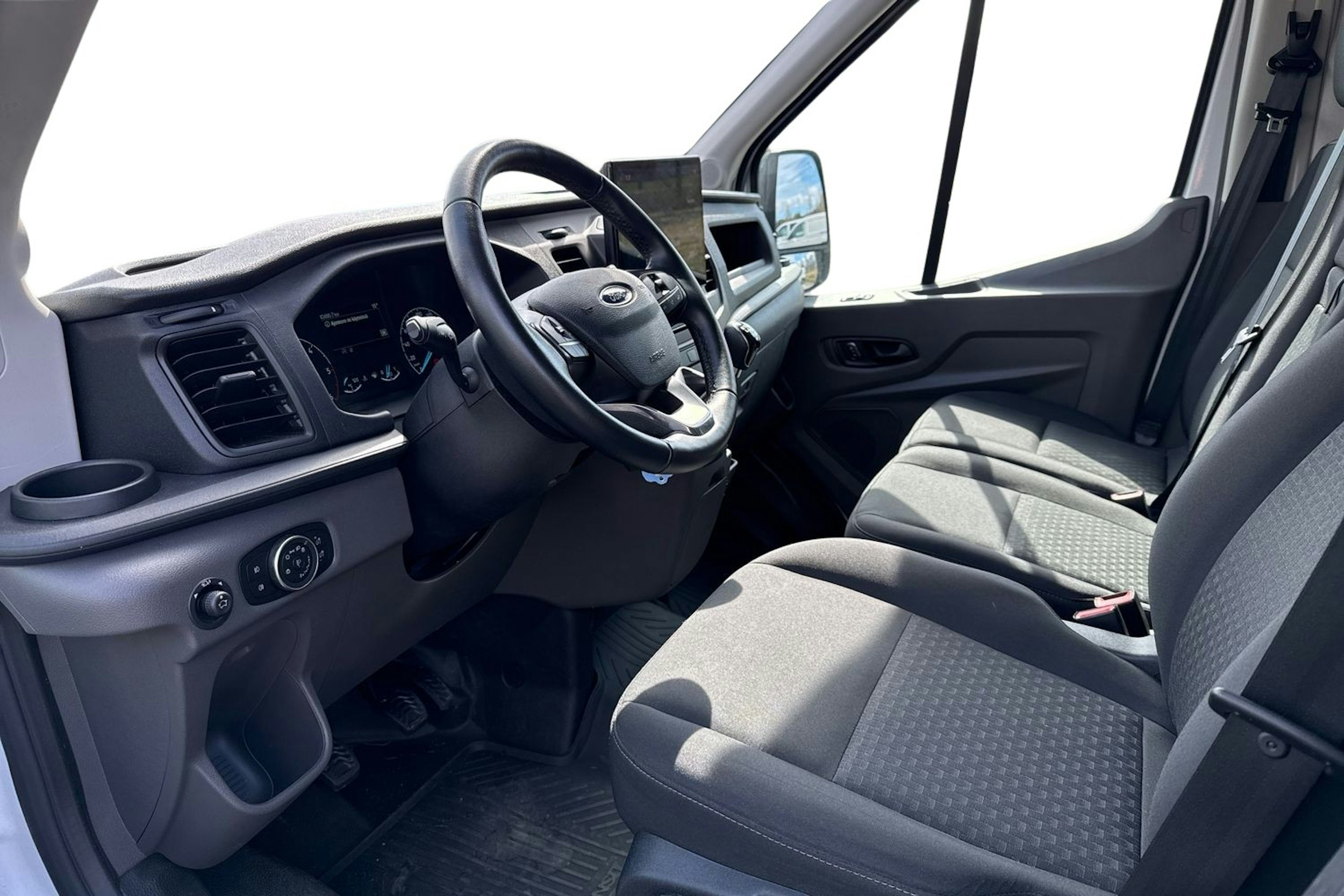 valkoinen Ford Transit 2022 kuva 3.