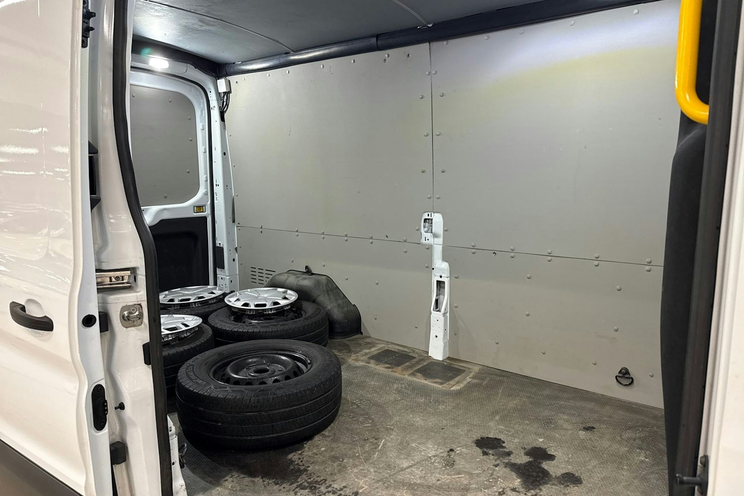 valkoinen Ford Transit 2022 kuva 13.