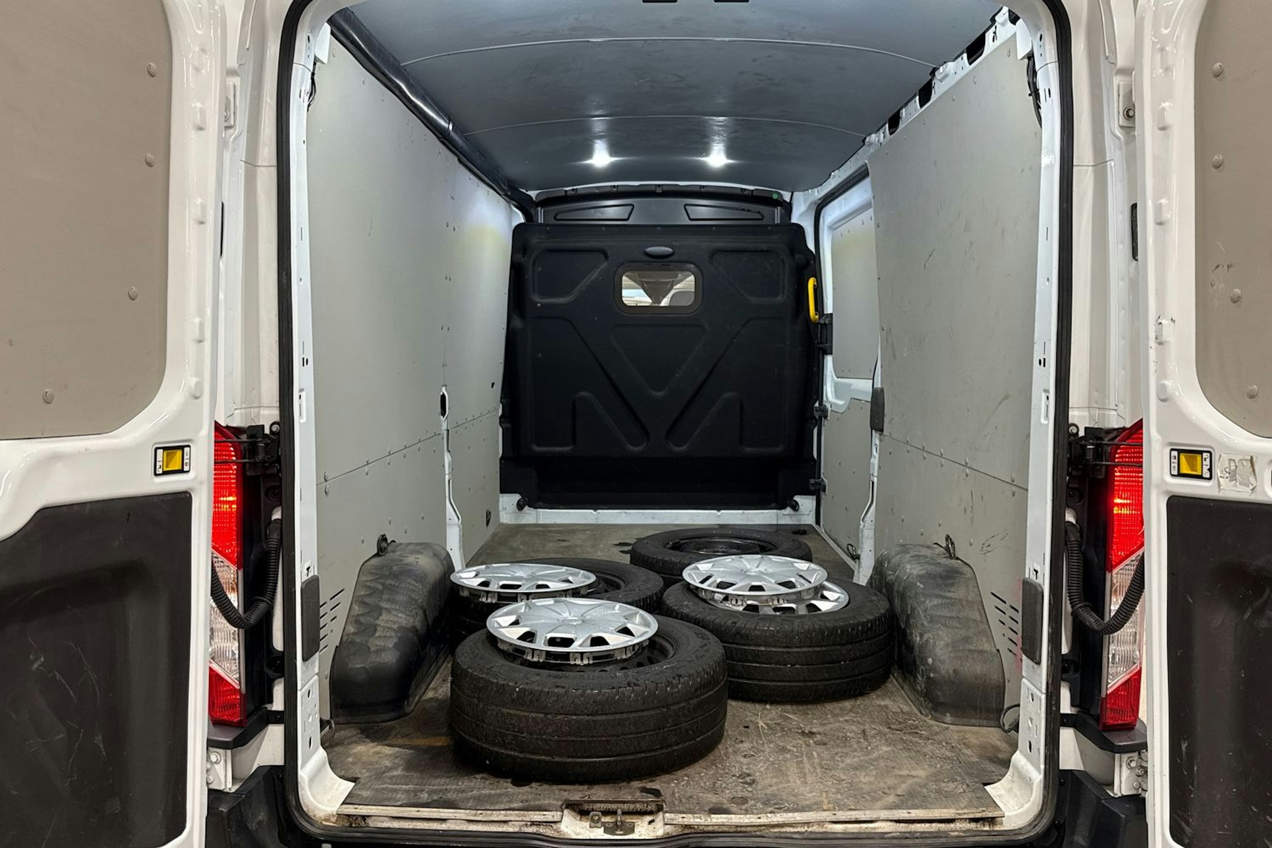 valkoinen Ford Transit 2022 kuva 15.