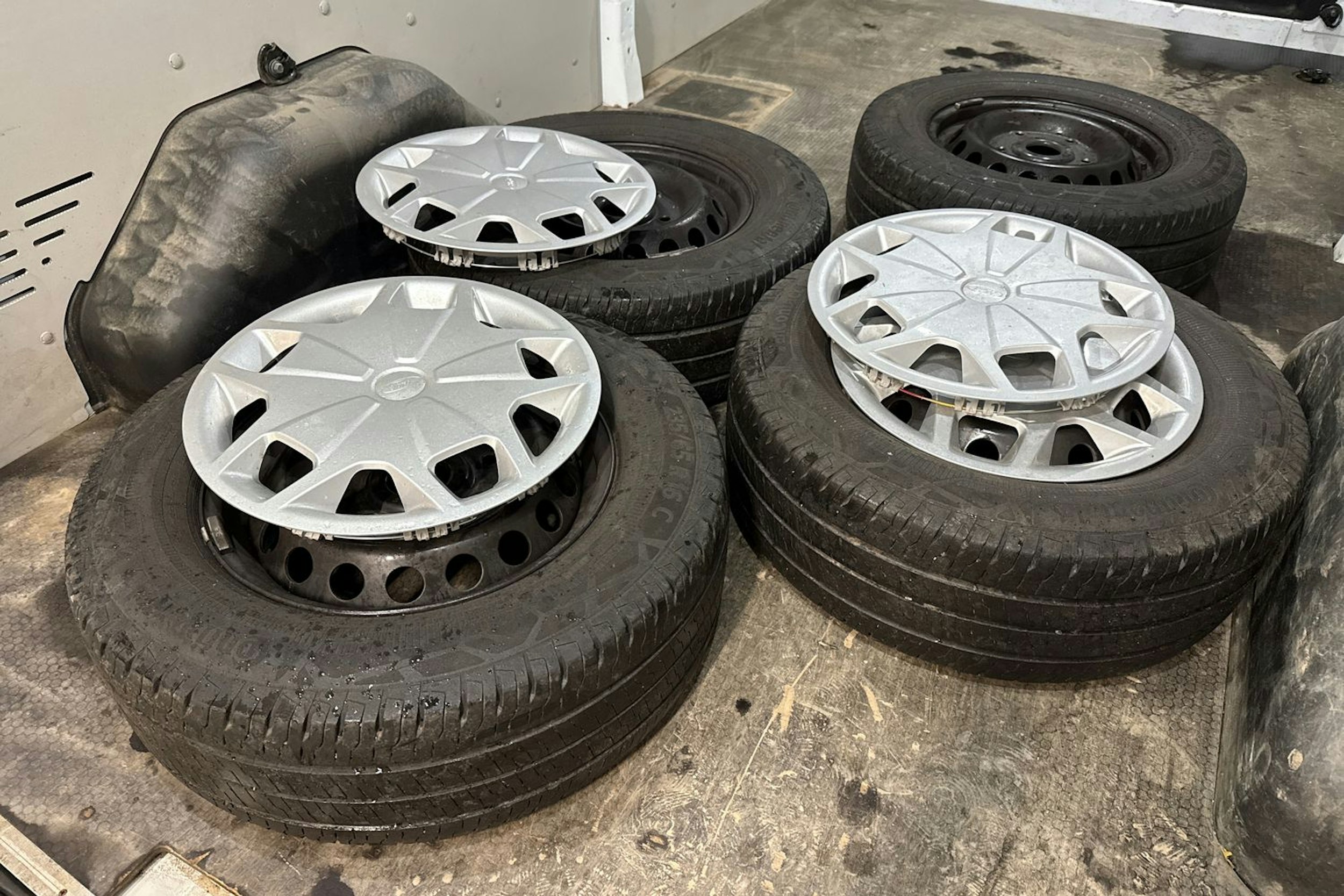 valkoinen Ford Transit 2022 kuva 16.