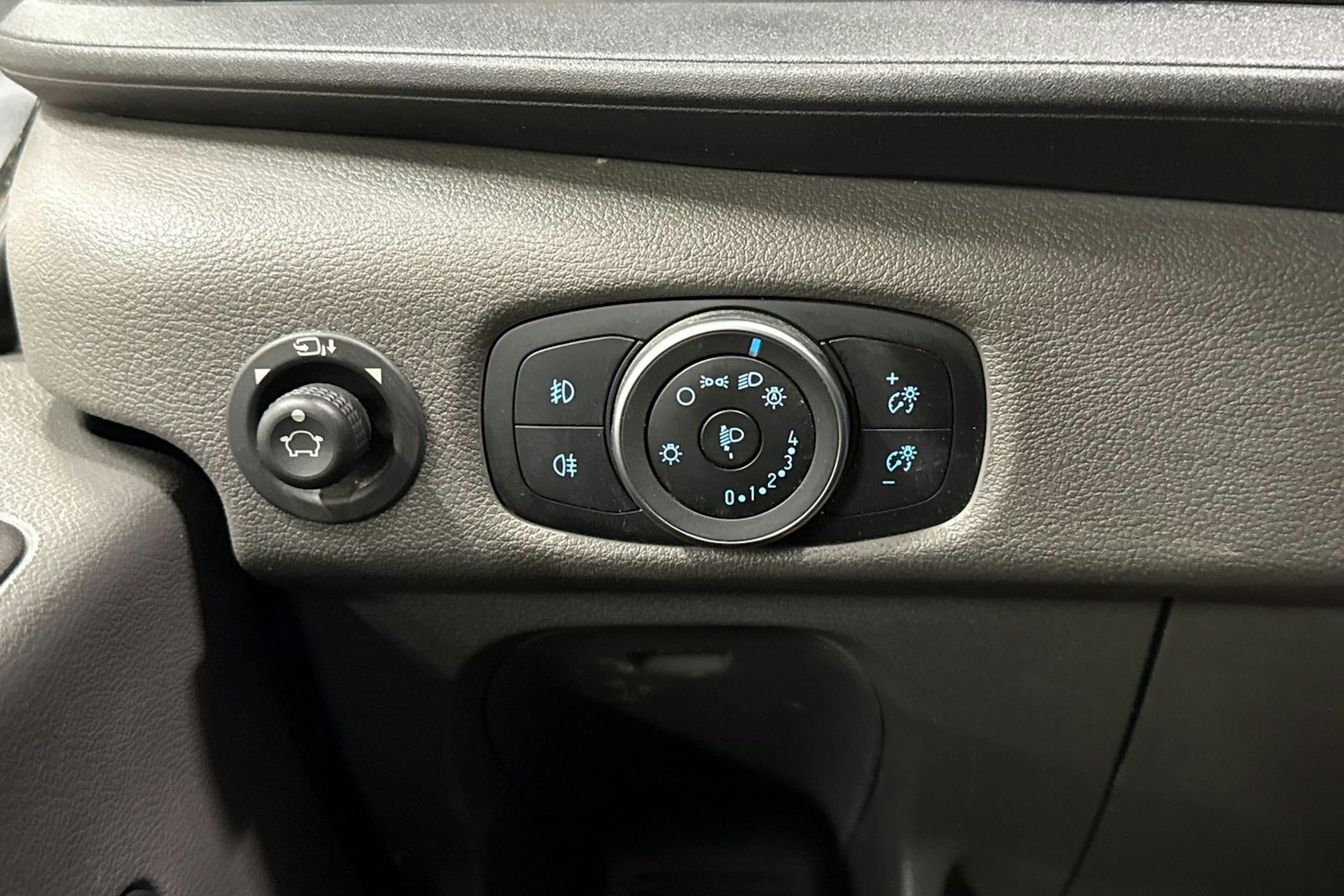 valkoinen Ford Transit 2022 kuva 20.