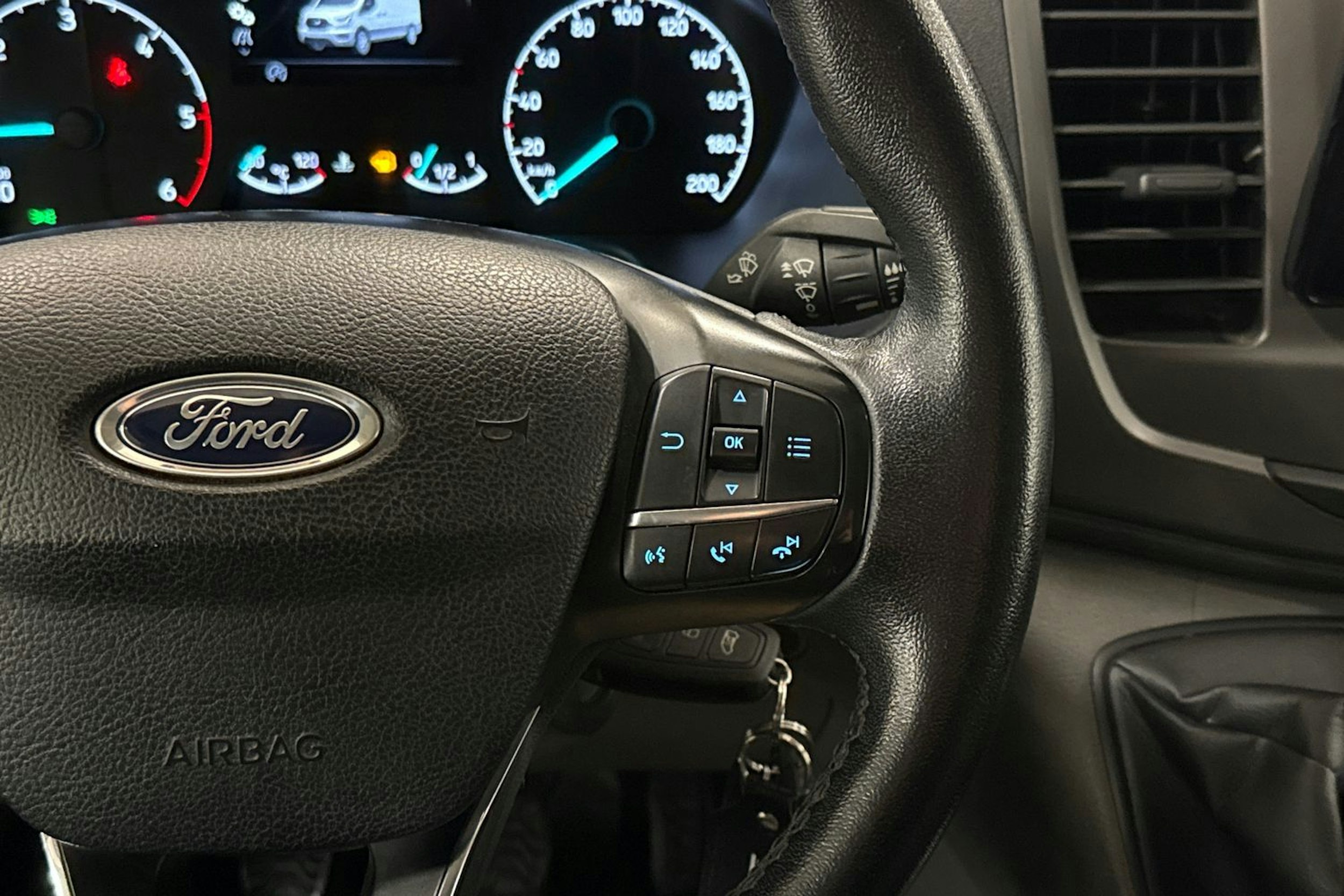 valkoinen Ford Transit 2022 kuva 23.