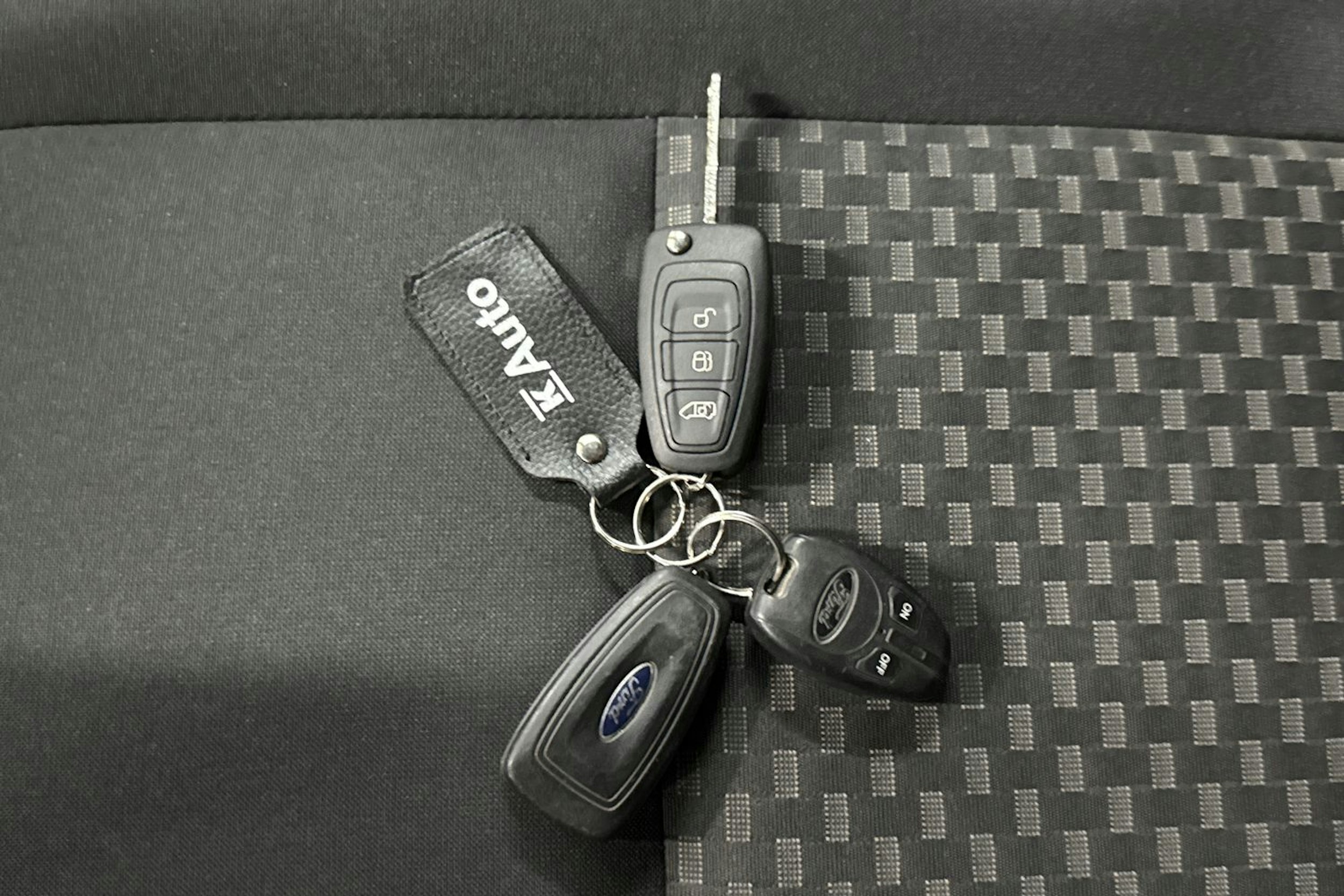 valkoinen Ford Transit 2022 kuva 28.