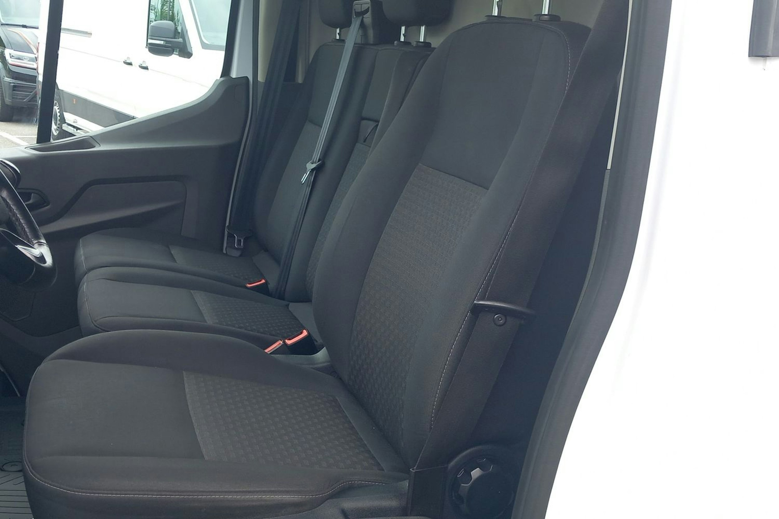 valkoinen Ford Transit 2022 kuva 16.
