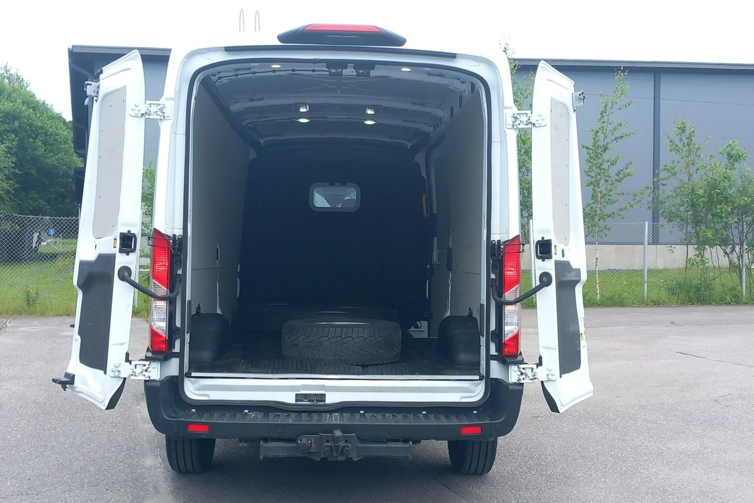valkoinen Ford Transit 2022 kuva 18.