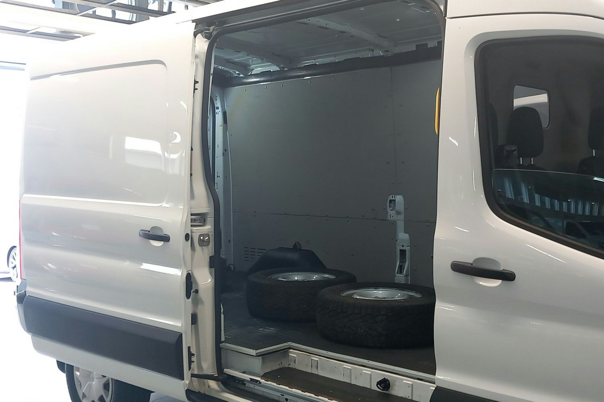 valkoinen Ford Transit 2022 kuva 25.