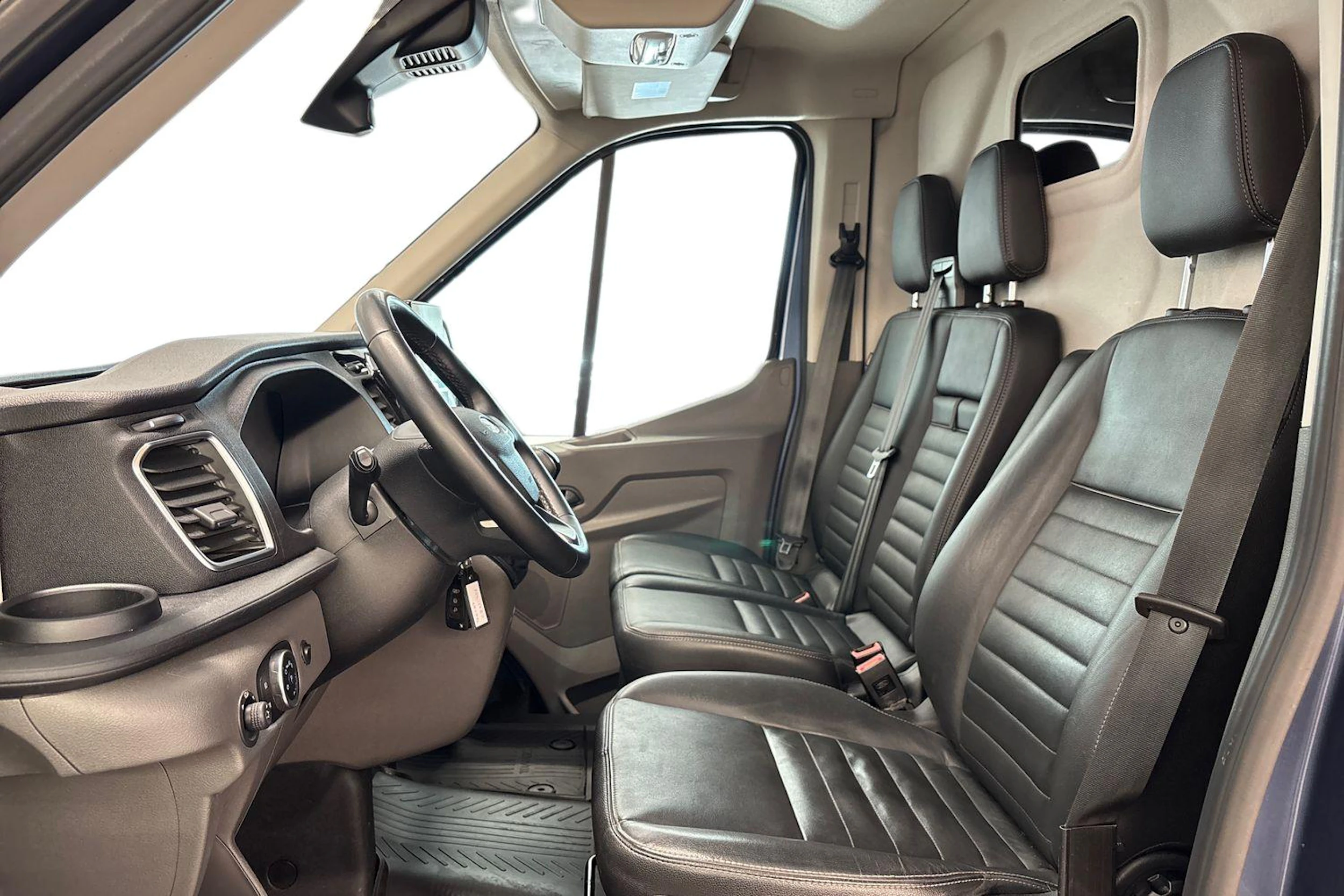 Sininen Ford Transit 2023 kuva 8.