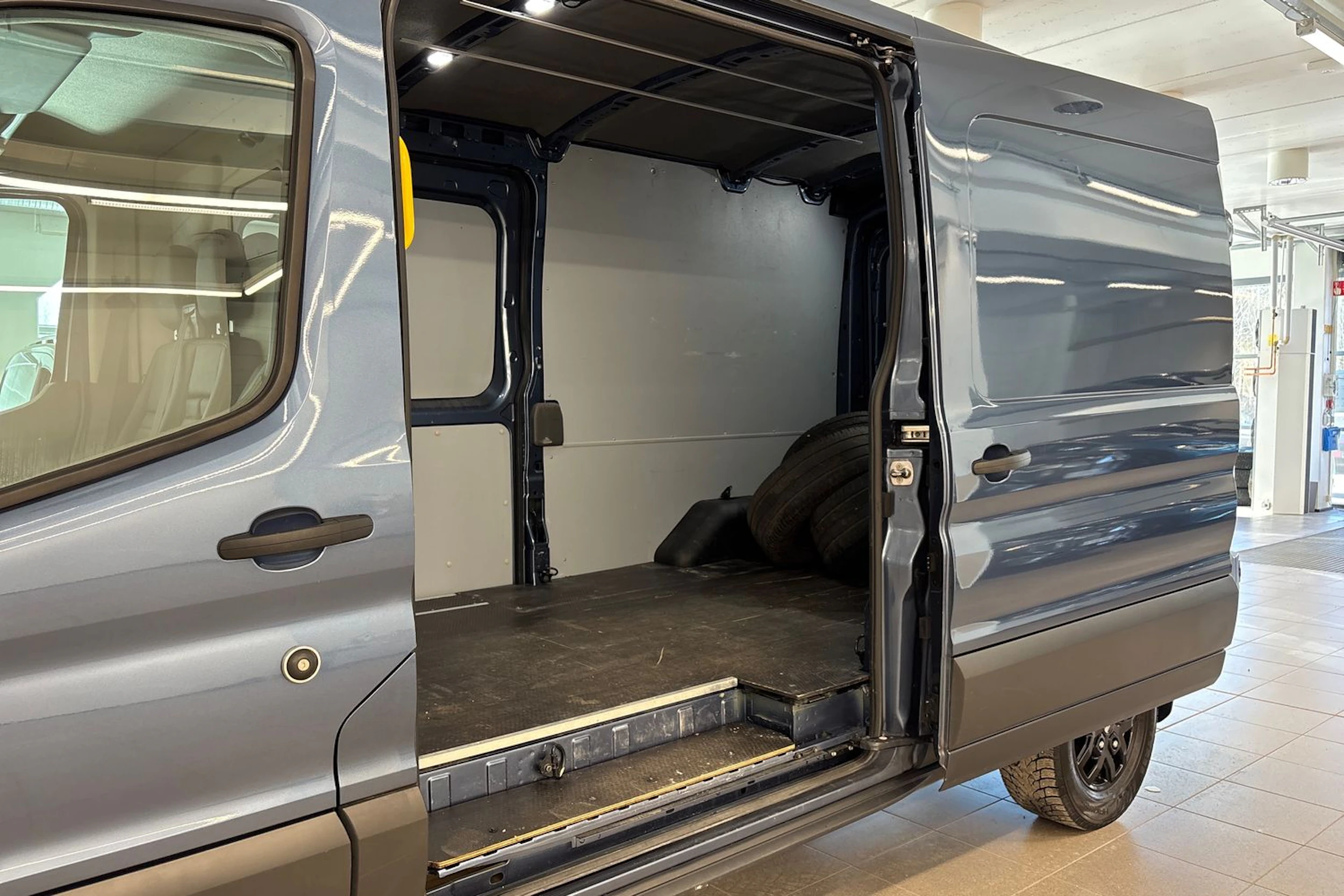 Sininen Ford Transit 2023 kuva 20.