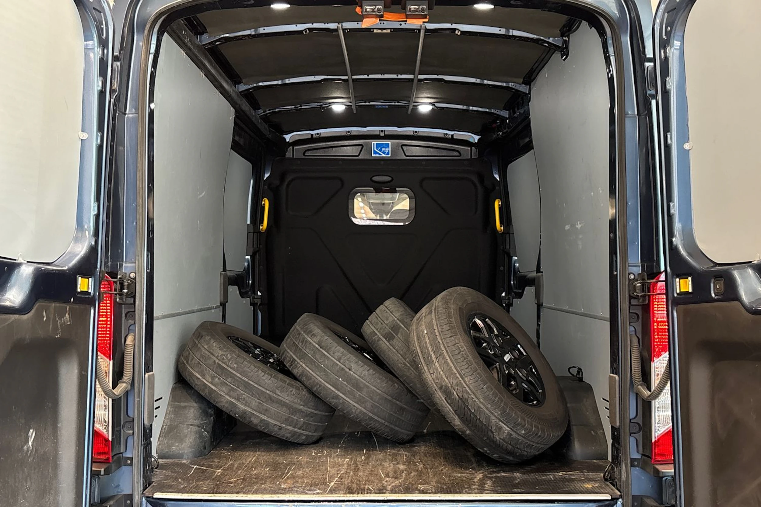 Sininen Ford Transit 2023 kuva 21.