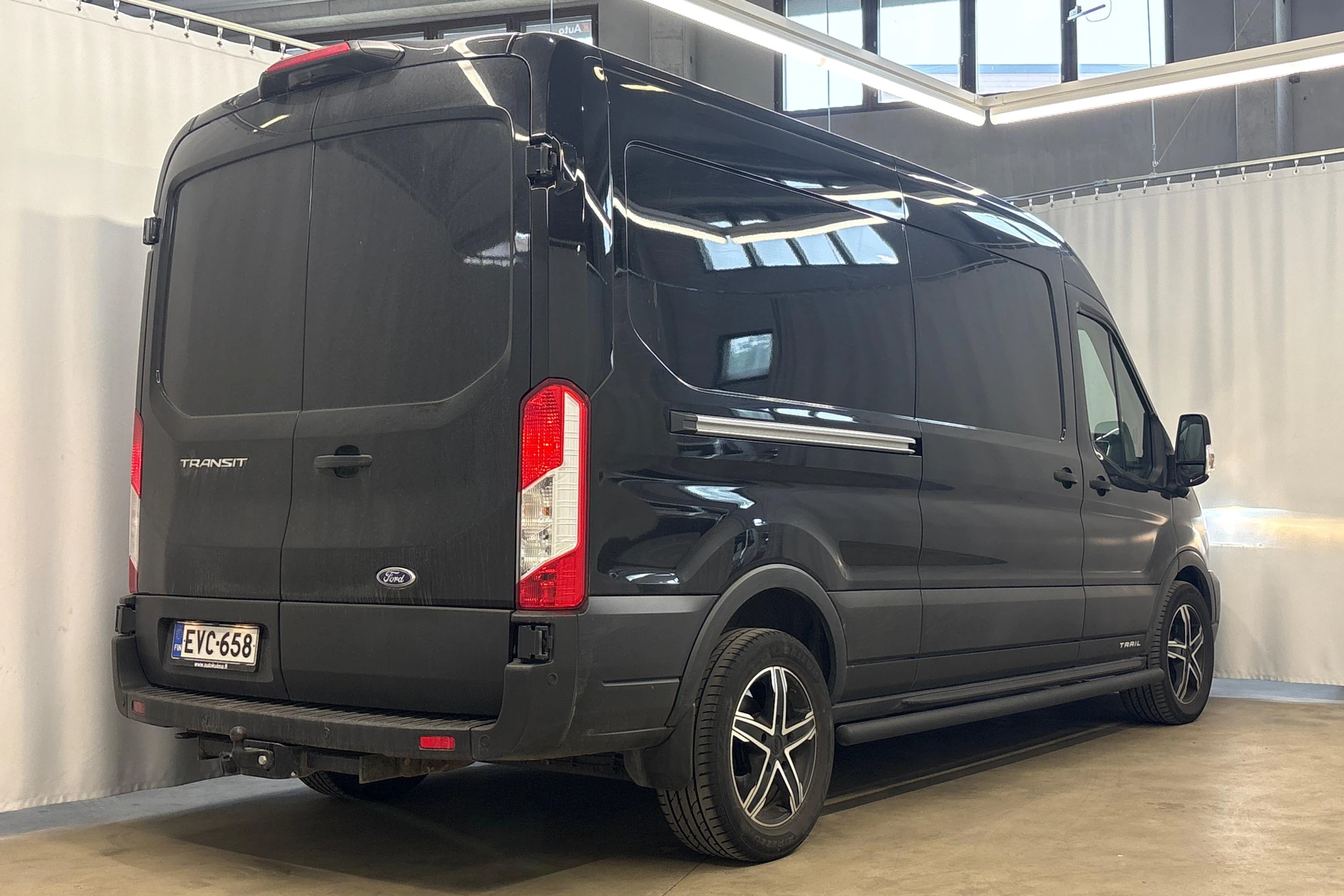 musta Ford Transit 2023 kuva 3.