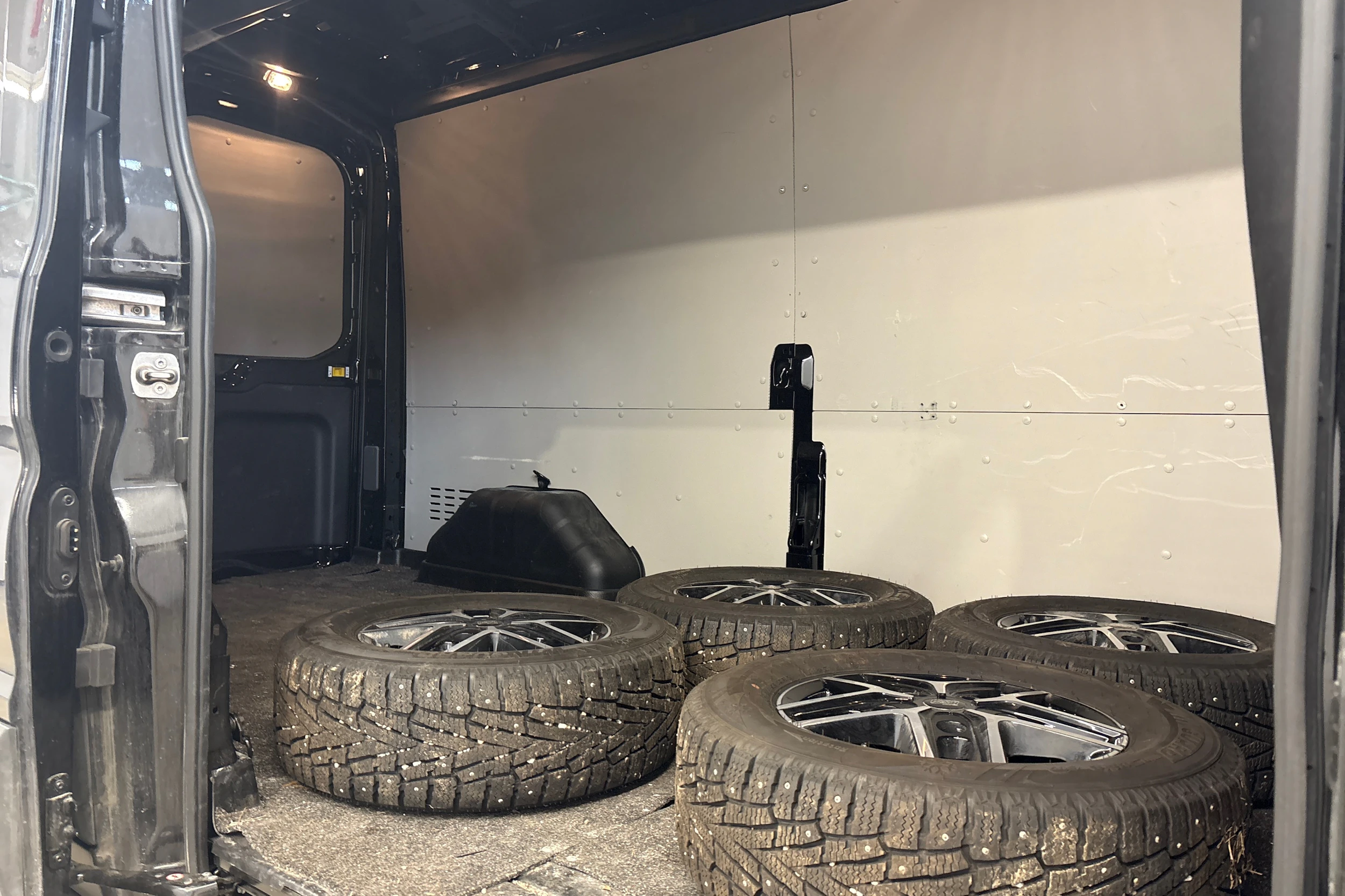 musta Ford Transit 2023 kuva 4.