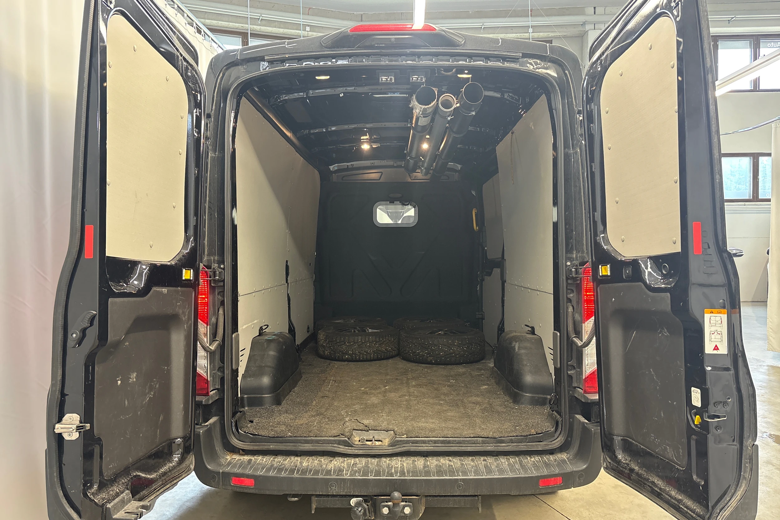 musta Ford Transit 2023 kuva 5.
